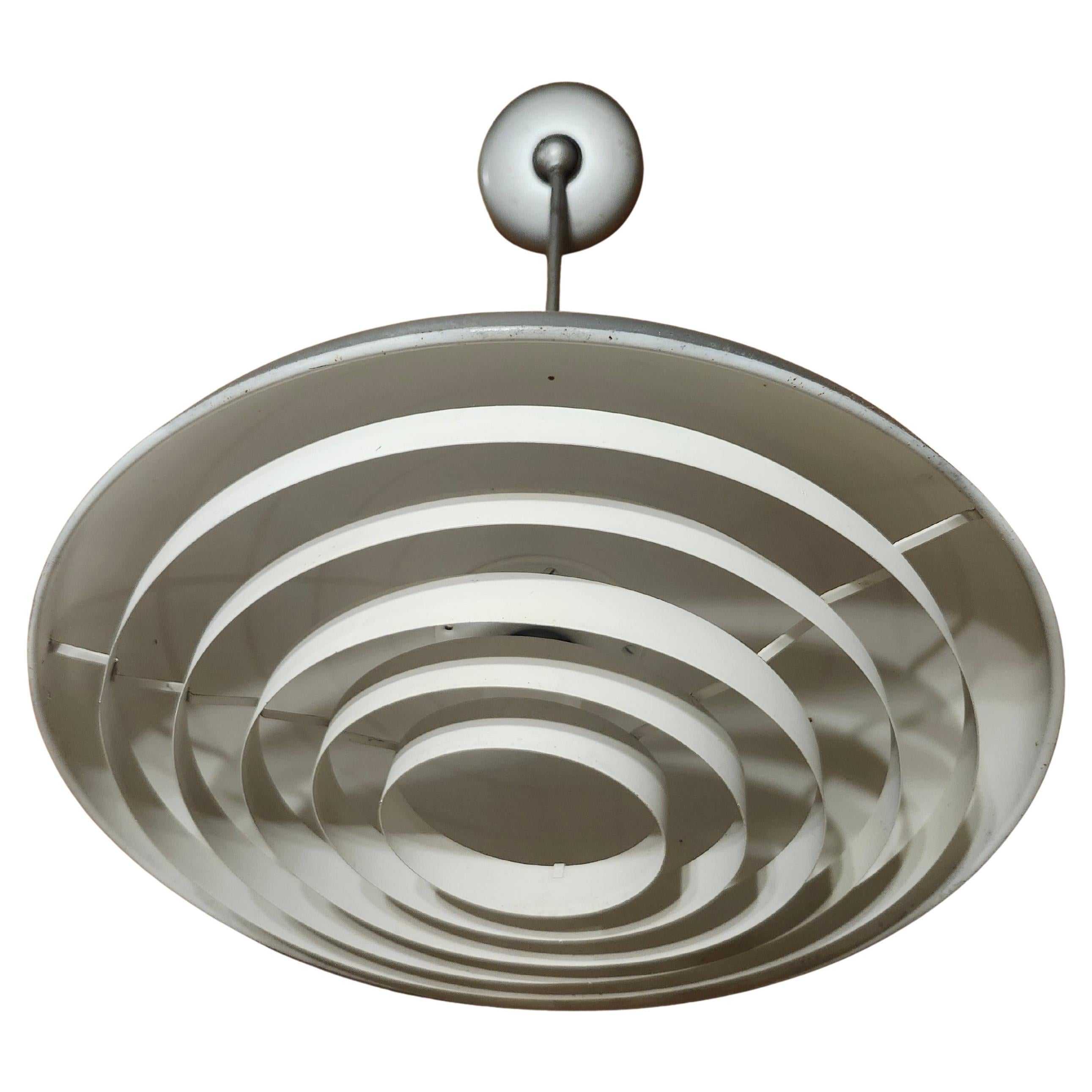 Fantastica coppia di lampade a sospensione con 5 anelli concentrici nel guscio della lampada per diffondere la luce verso il basso e ridurre l'abbagliamento. In eccellenti condizioni vintage, con un'usura minima dovuta all'età e all'uso. Il