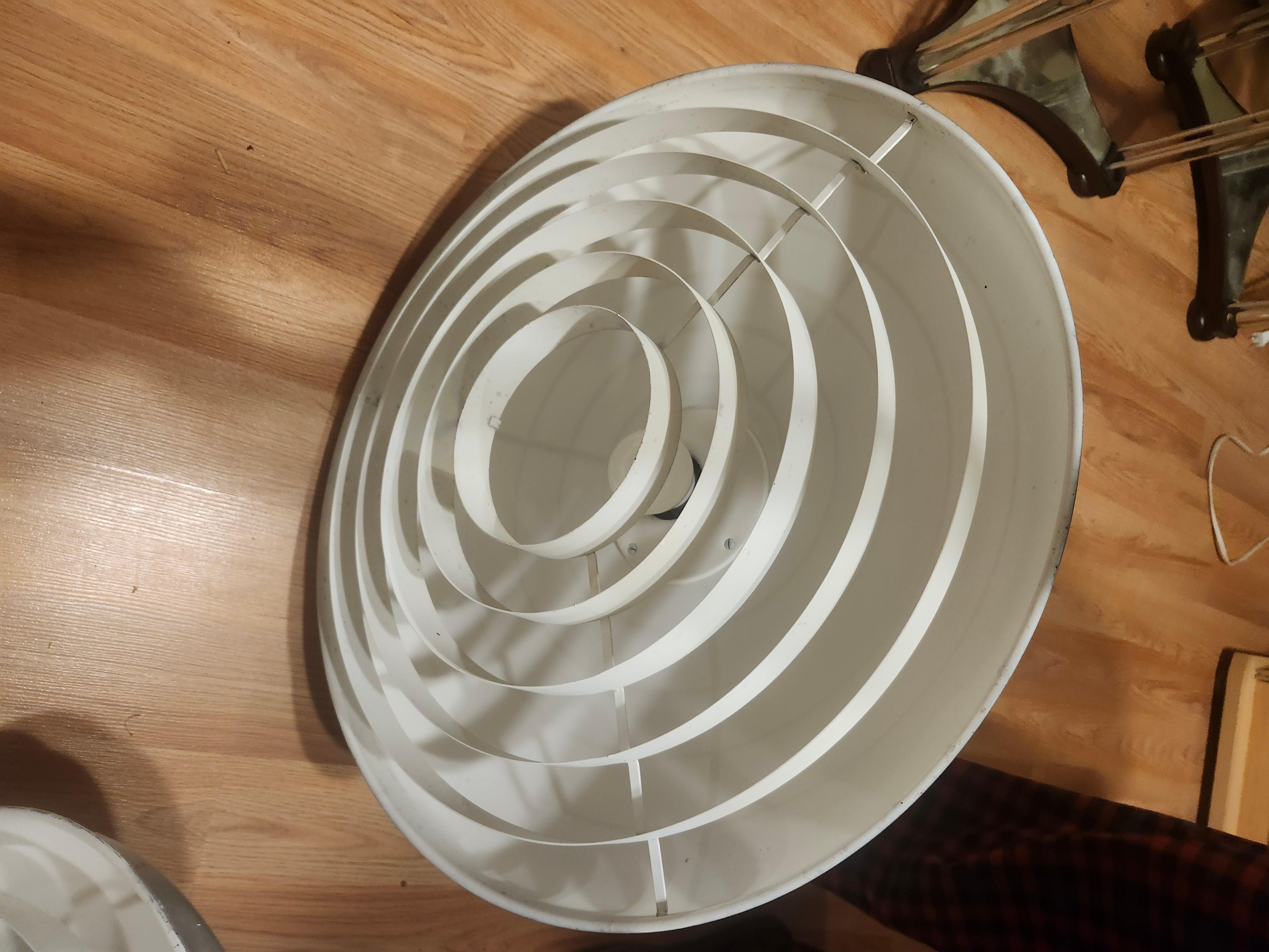 Metà XX secolo Coppia di lampade a sospensione in stile Saturno di Kurt Versen, scultura moderna del metà secolo in vendita