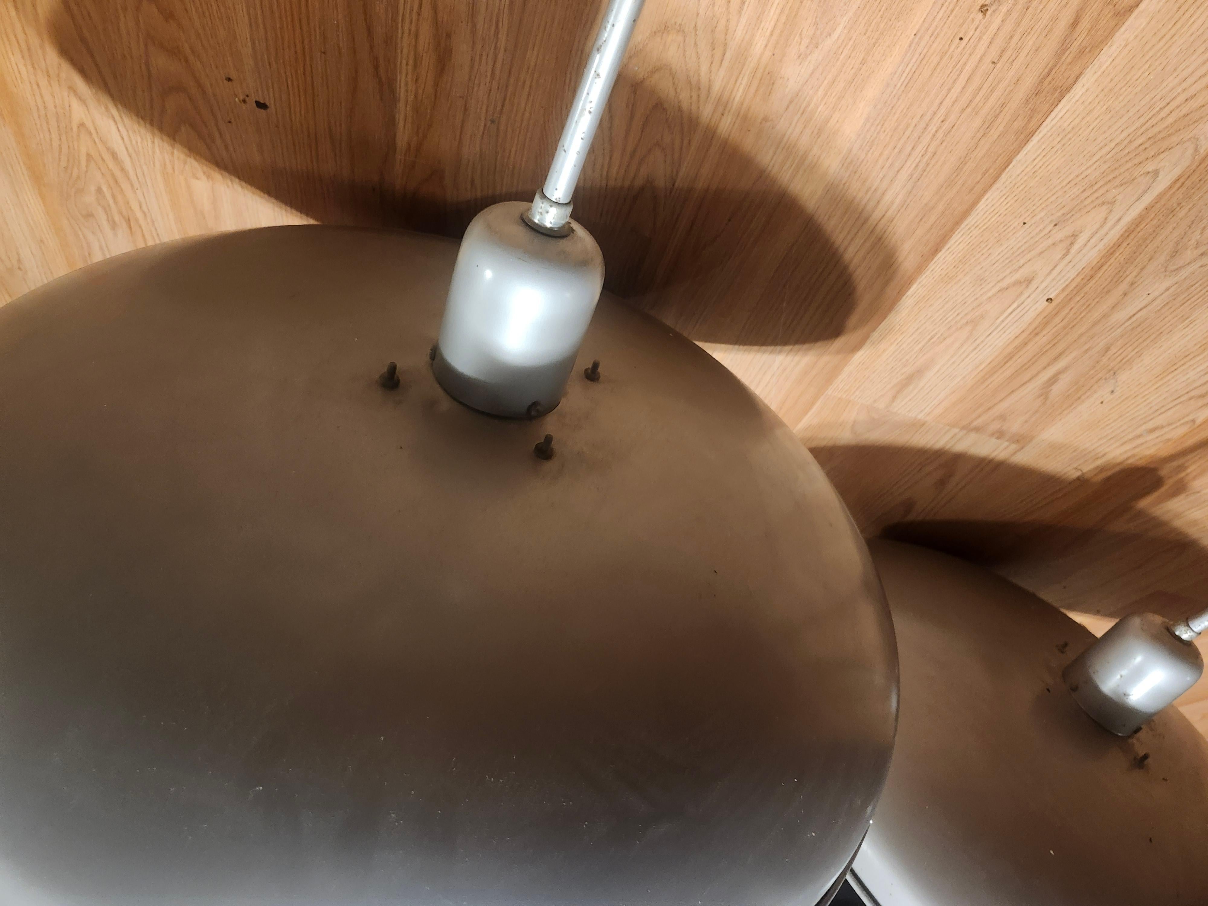 Acciaio Coppia di lampade a sospensione in stile Saturno di Kurt Versen, scultura moderna del metà secolo in vendita