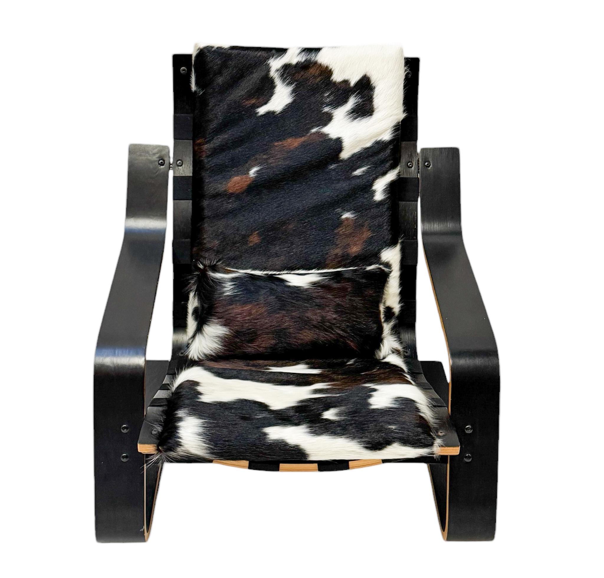 Magnificent and rare Mid-Century Modern sculptural lounge chair.
Striking Dutch design from the 1970s.
Original black lacquered  plywood cantilevered frame with a new cushion upholstered with a multi-colored cowhide.
The design of this amazing