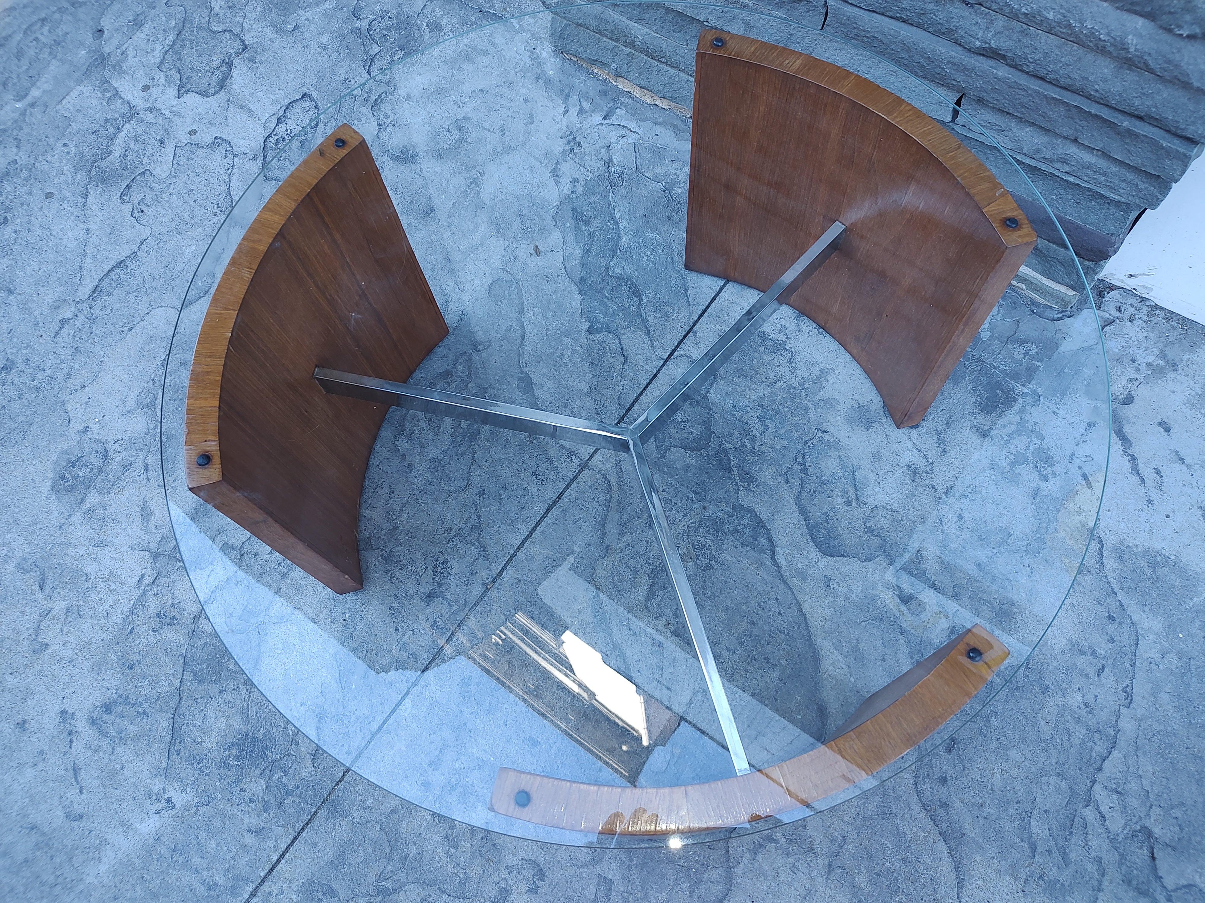 Favoloso tavolo da cocktail Radius di Vladimir Kagan. Lastre di noce curve su tre lati collegate da un raggio in acciaio cromato. Il piano in vetro ha un diametro di 30