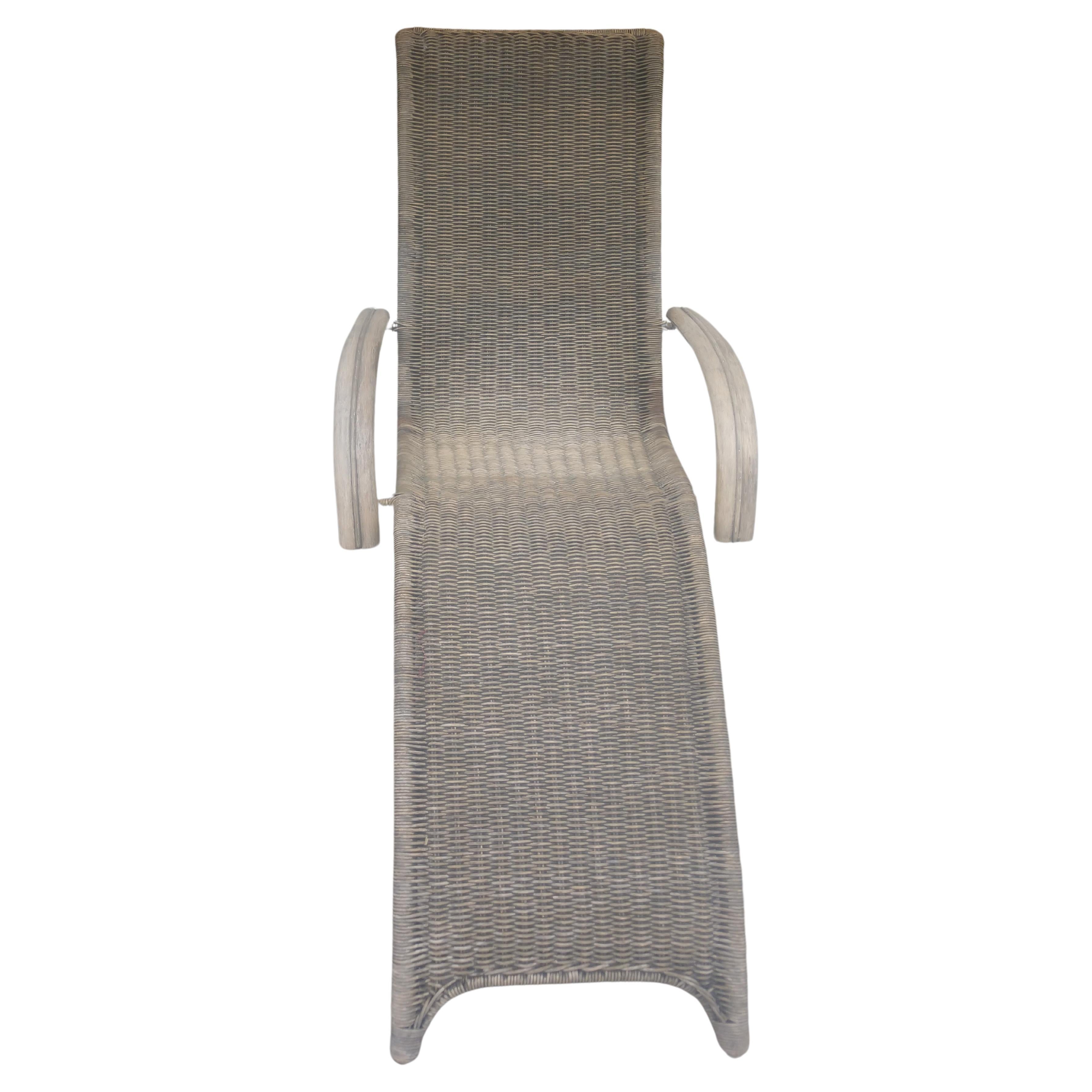 Favolosa chaise lounge scultorea in rattan attribuita a Franco Albini. Il rattan è strettamente intrecciato su un telaio in acciaio ottonato. Telaio molto robusto e rigido. In eccellenti condizioni vintage con un'usura minima. Il rattan si è scurito