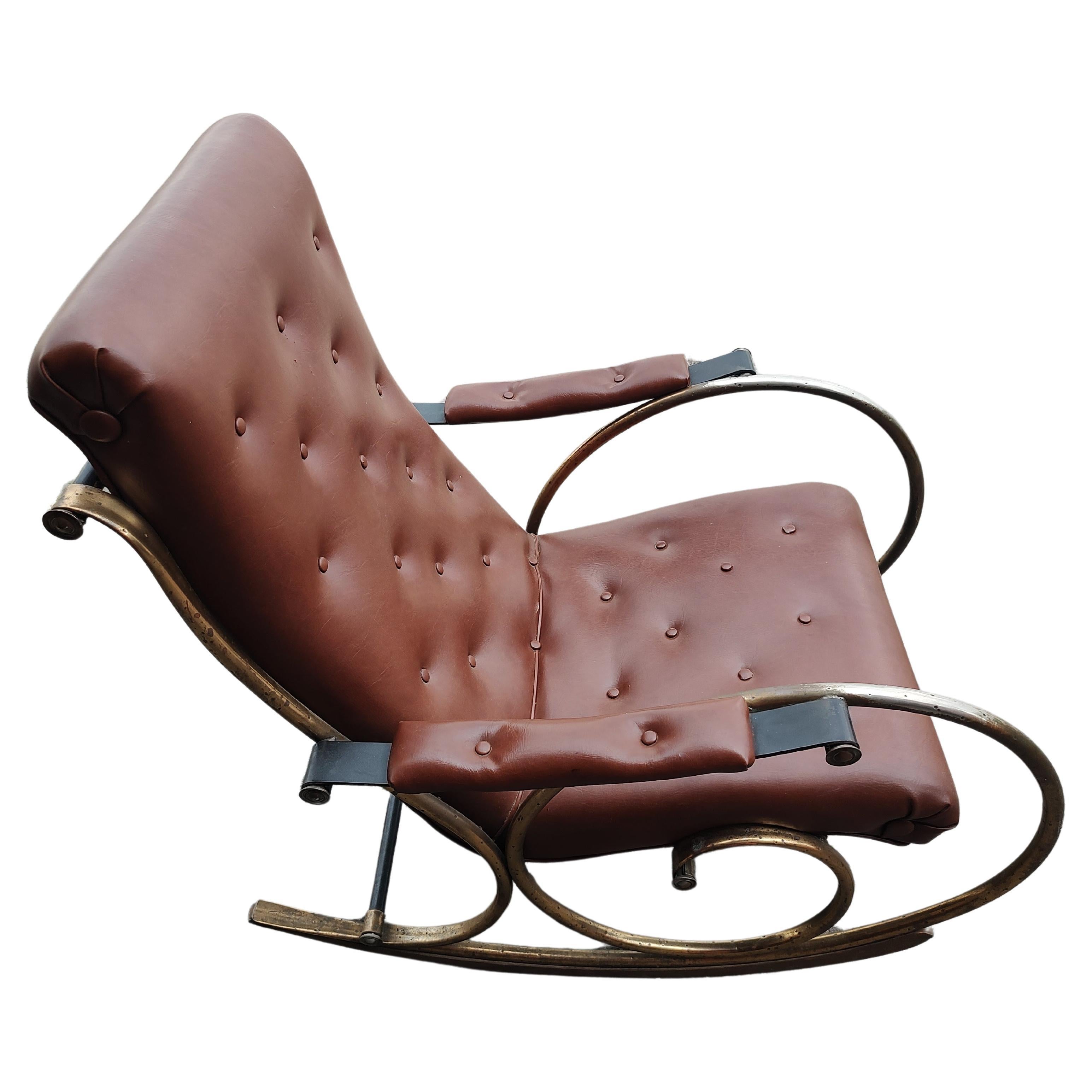 In pelle con una struttura in ottone che poggia su dondoli in legno, in eccellenti condizioni vintage con qualche segno di usura sulla pelle dei braccioli. Comodo e molto robusto. L'altezza del sedile è 19. Il prezzo è per ogni sedia. La seconda