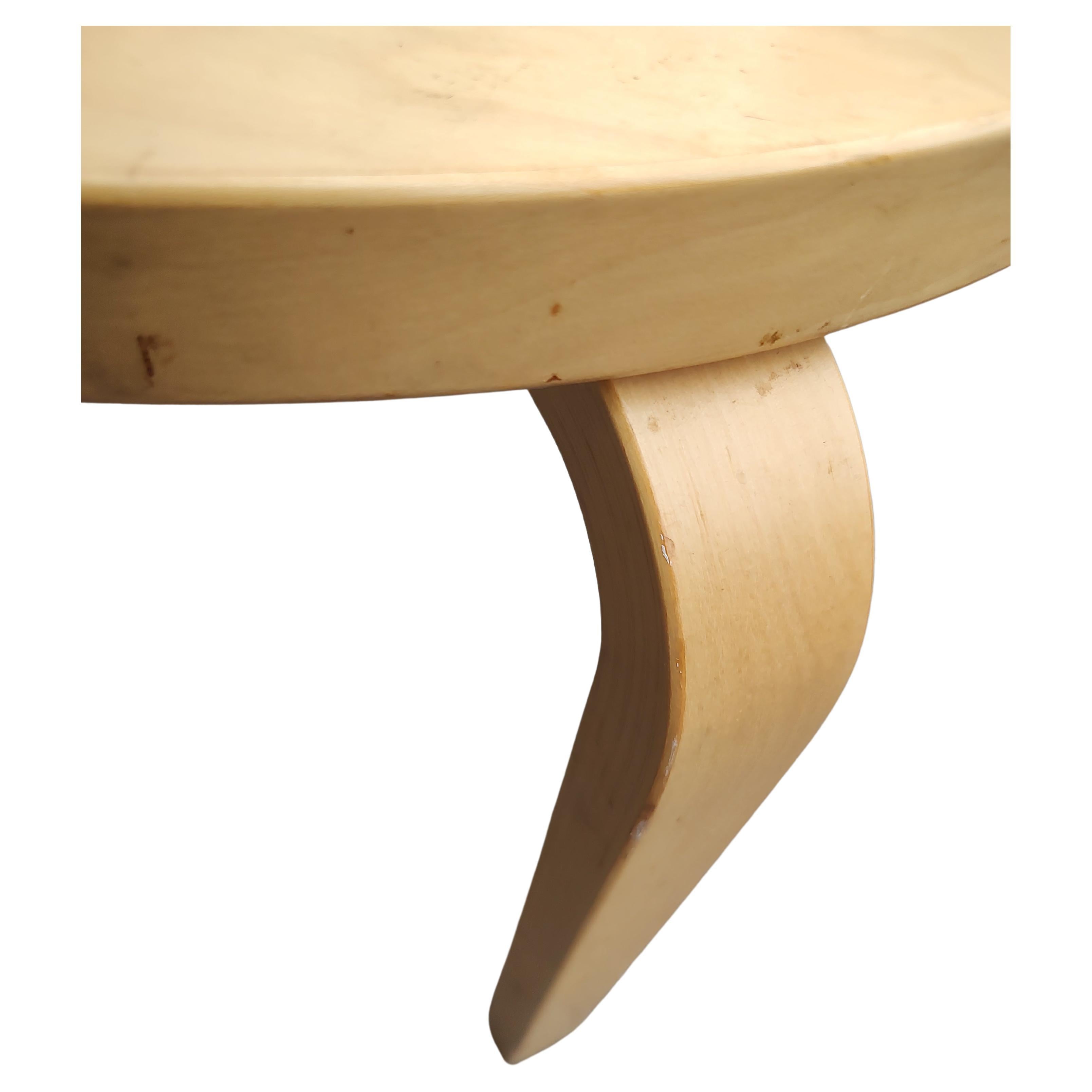 Un design simple et élégant de l'emblématique Alvar Aalto pour artek. Plateau rond en bouleau d'environ 19 de diamètre pour une hauteur de 17,5, une bonne taille à utiliser dans plusieurs endroits. En très bon état, avec une usure minimale.