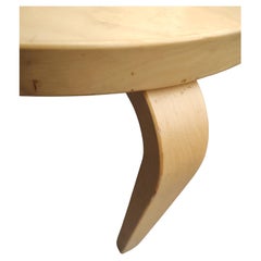 Tavolo rotondo scultoreo con gambe ricurve di Alvar Aalto+Aalto per Artek, metà del secolo scorso