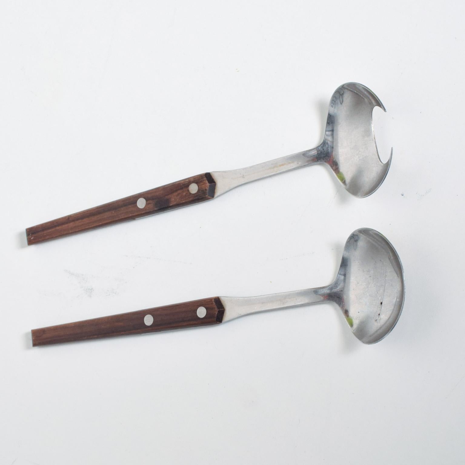 Siamo lieti di offrire alla tua attenzione un set di insalatiere. Realizzato in acciaio inossidabile e legno di palissandro. Timbro HONG KONG sul retro. Dimensioni: 11