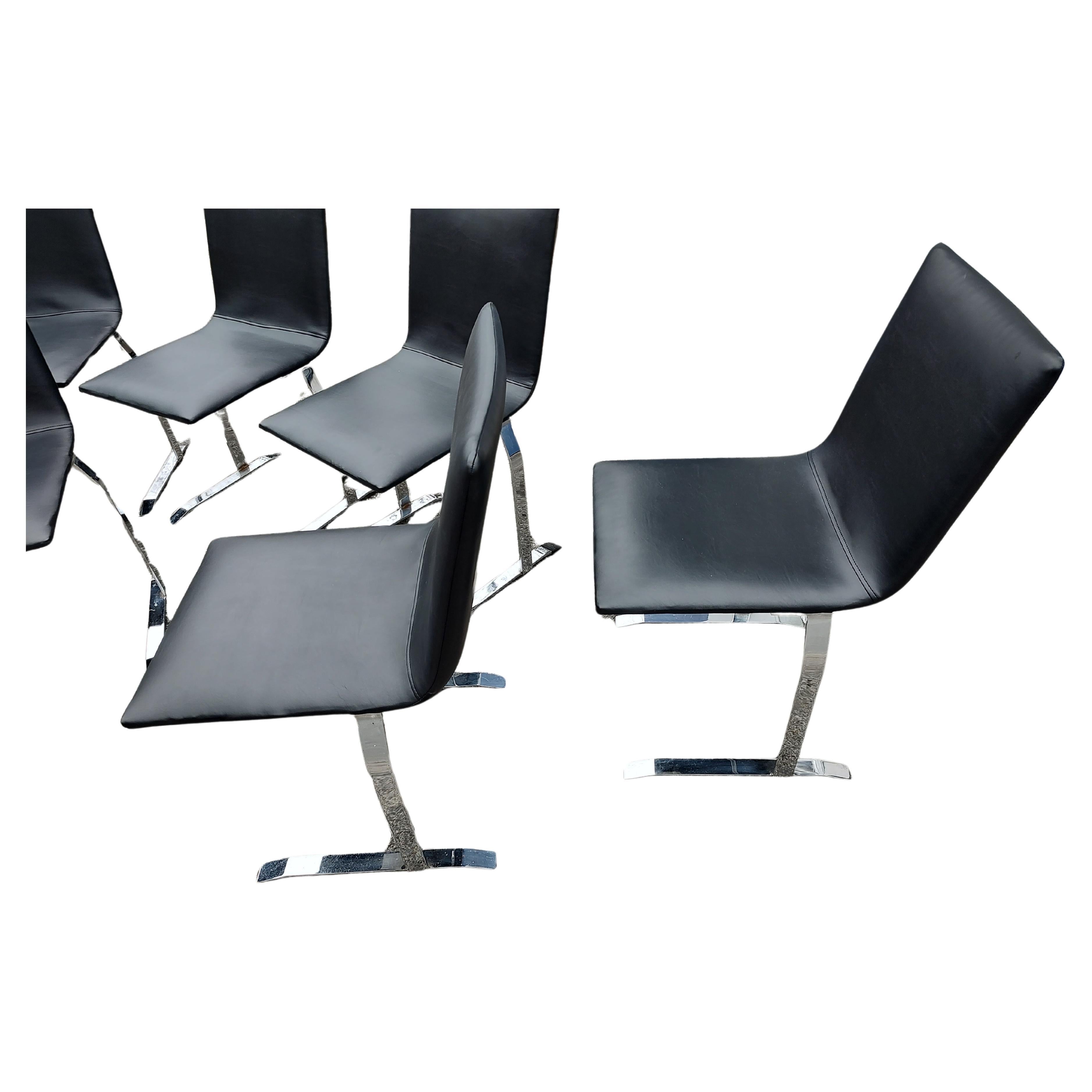 Favoloso set di sei sedie da pranzo Saporiti con un design a sbalzo e nuove imbottite in vinile nero per uso commerciale. Bellissime cuciture in tutta la struttura. Il cromo presenta un po' di usura ma non si sfalda, verrà lucidato prima di essere