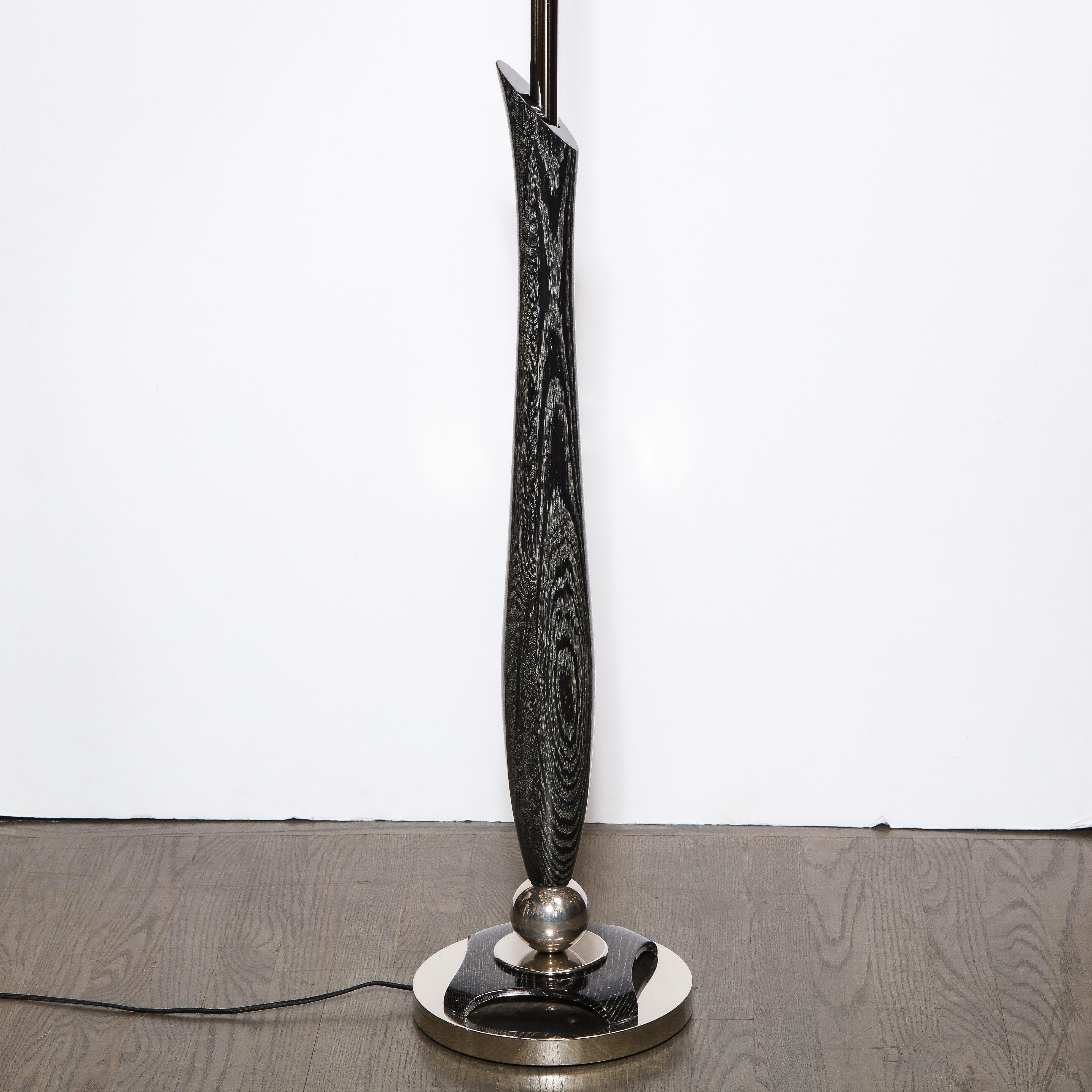 Moderne skulpturale Stehlampe aus Silberkeramik und gebürstetem Aluminium im Zustand „Hervorragend“ im Angebot in New York, NY