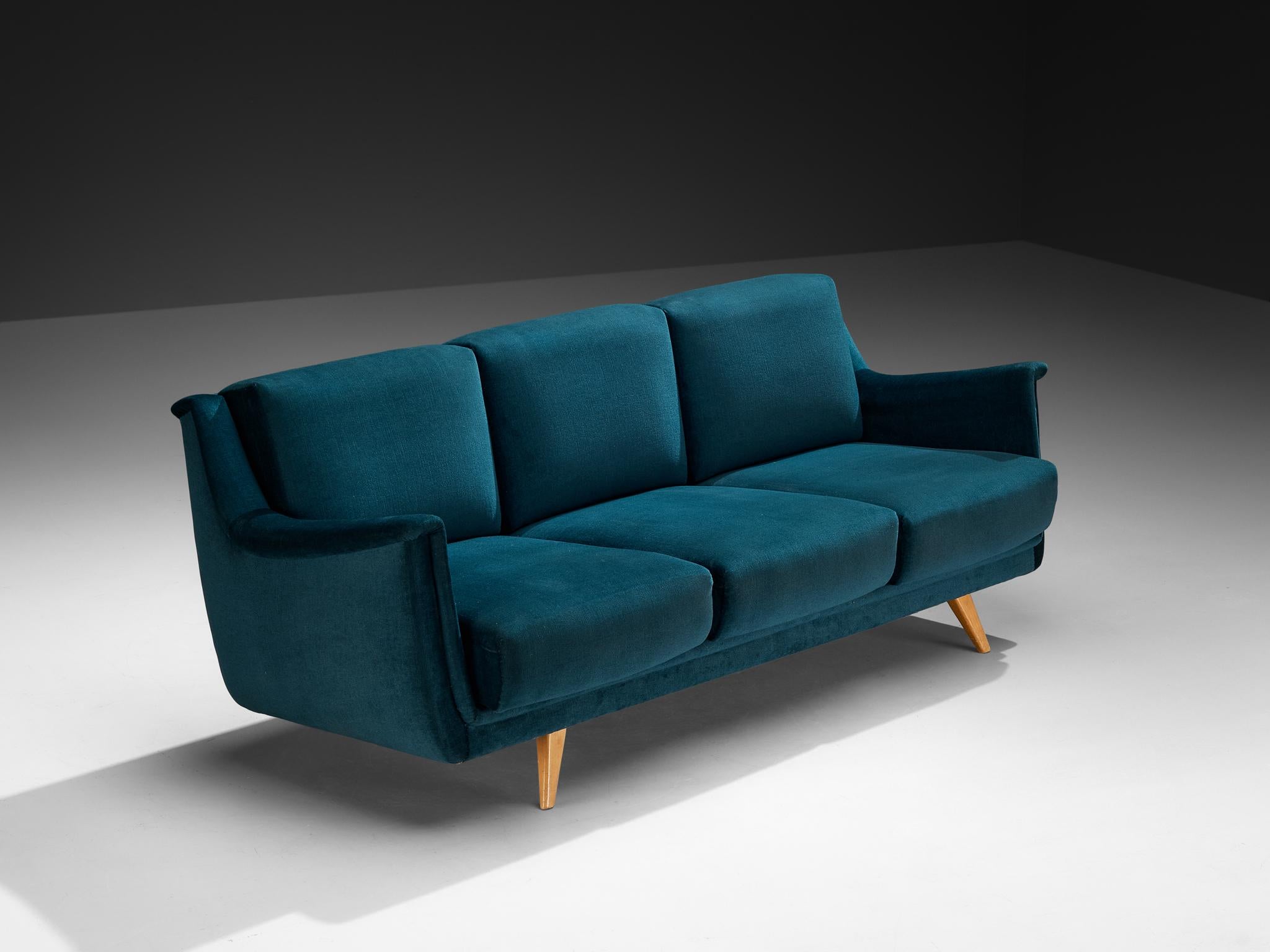 Sofa, Samt, Buche, Europa, 1960er Jahre

Organisch geformtes Sofa, hergestellt in Europa in den 1960er Jahren. Dieses Stück ist fließend und bietet ein ergonomisches Sitzerlebnis. Die Armlehnen heben sich sanft vom Sitz ab und schwingen in einer