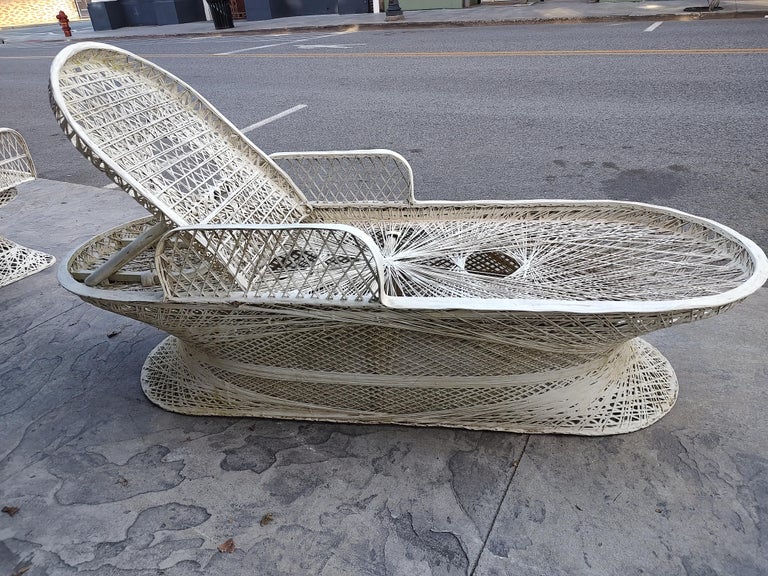 Mid Century Modern Sculptural Spun Fiberglass Chaise Lounge by Russell Woodard  In Good Condition For Sale In Port Jervis, NY