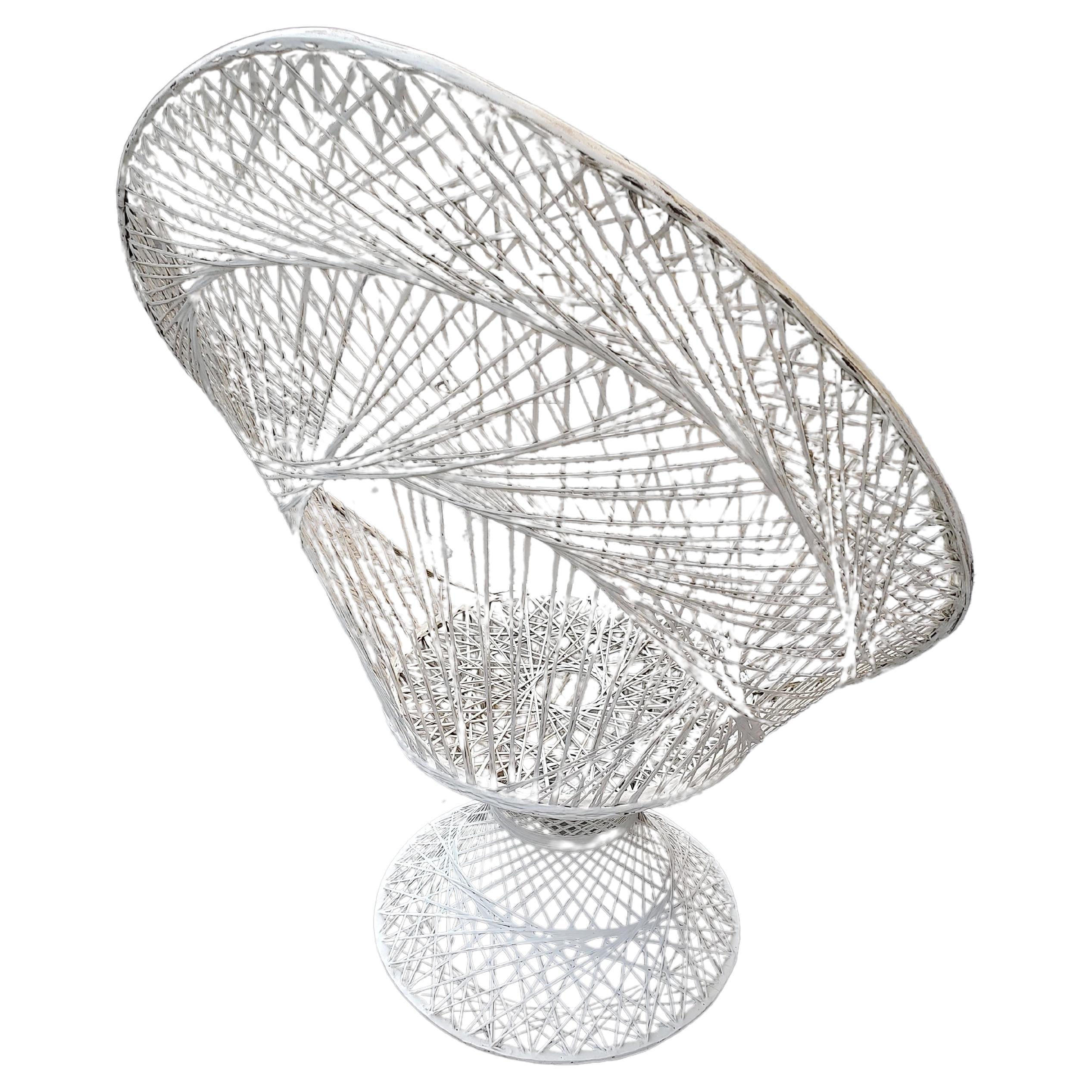 Silla de salón escultural de fibra de vidrio hilada, moderna de mediados de siglo, de Woodard Moderno de mediados de siglo en venta