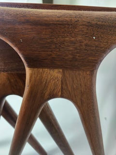 Tavolini scultorei impilabili della metà del secolo scorso firmati da Vladimir Kagan