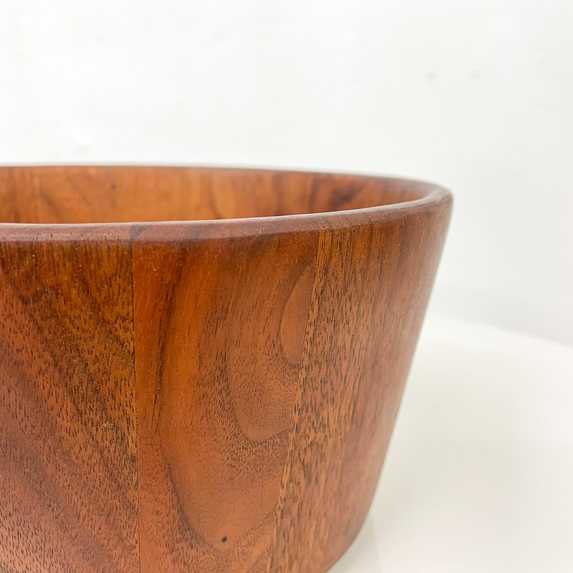 For your consideration a Mid-Century Modern walnut wood bowl.
Sculptural shape. No signature or label present from the maker. 
Made in the USA circa 1960s. 
Very good condition. Expect light vintage wear. Refer to images. 
Dimensions: 4.63
