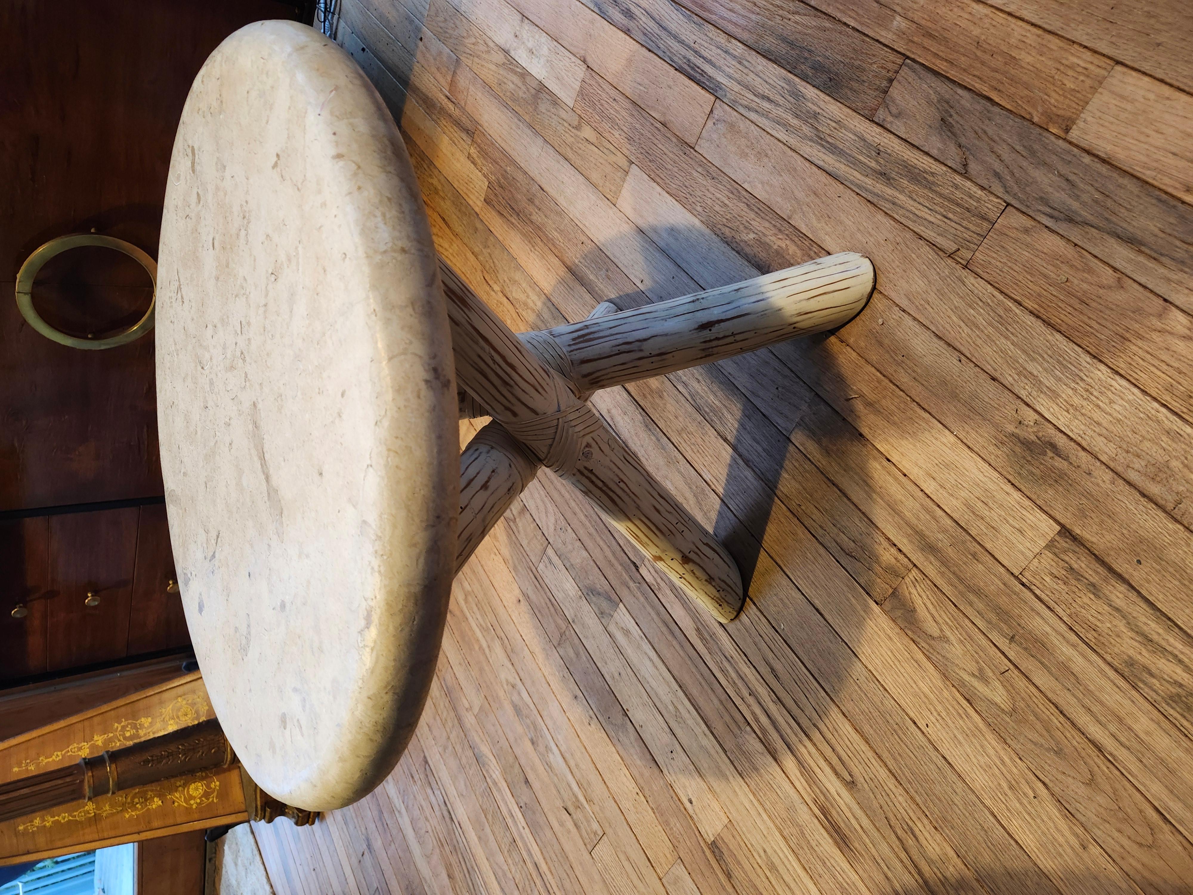 Fantastique table à plateau en pierre moulée avec un excellent système de jambes épaisses soutenant le plateau.
Les pieds sont en bambou et bandés avec une peinture enveloppante naturelle.
Le dessus en pierre est poli, mais sa finition est mate en