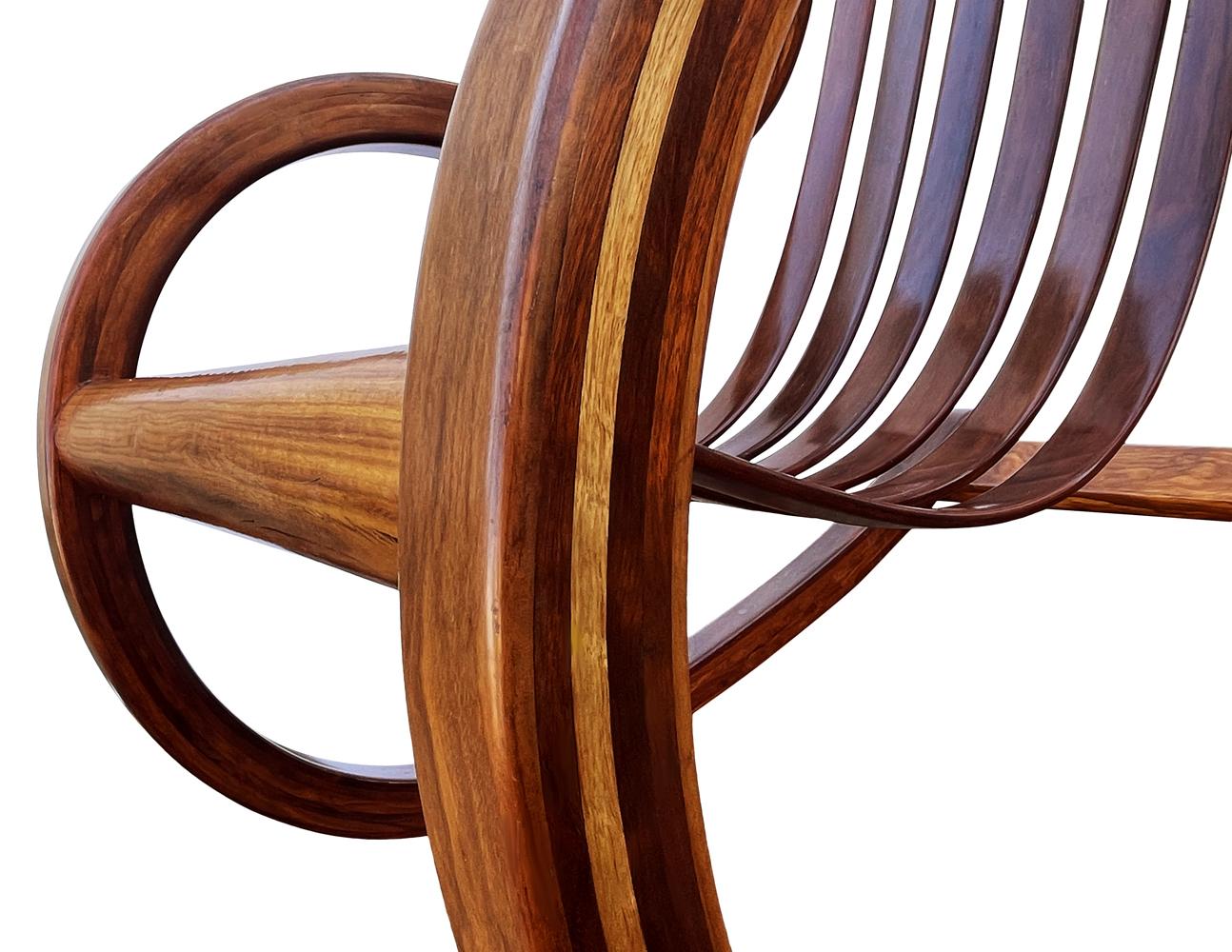 Mid-Century Modern Skulpturaler Studio-Lounge-Schaukelstuhl aus exotischem Holz im Angebot 6