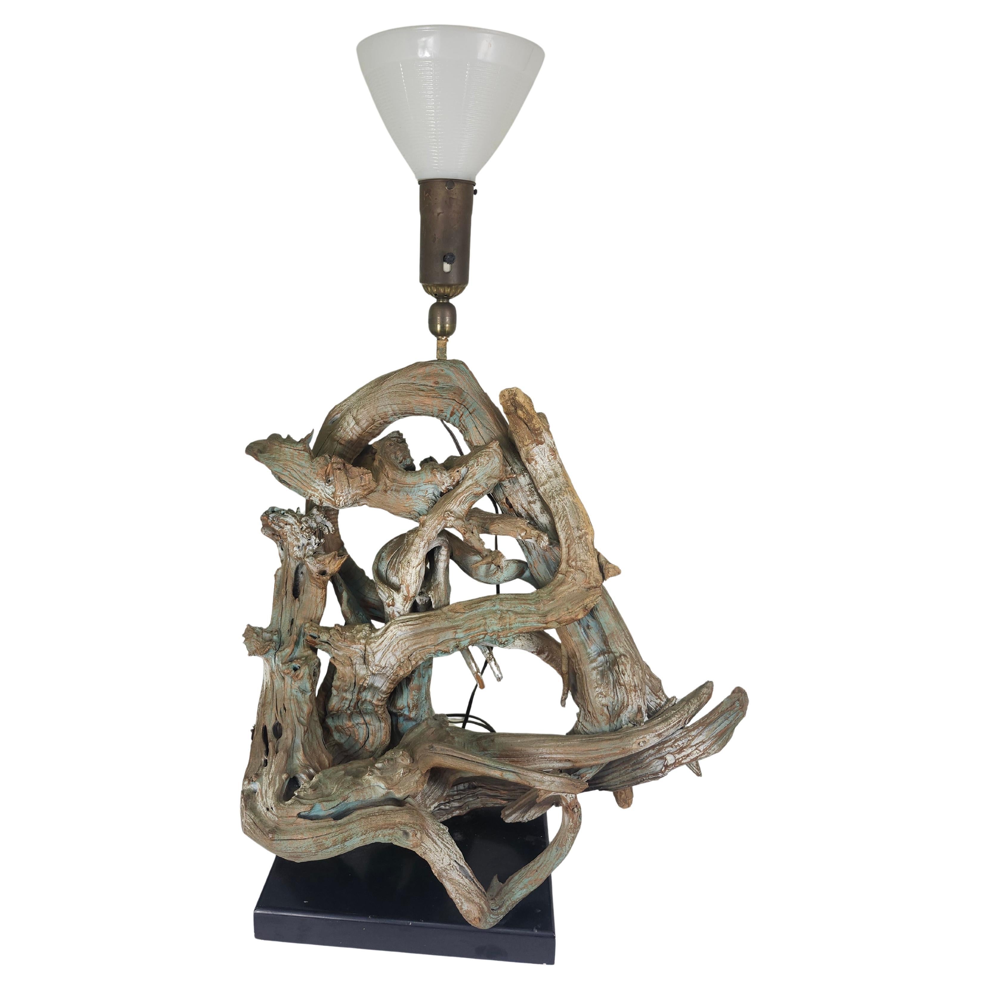 Spettacolare lampada da tavolo di metà secolo moderno con una favolosa serie di rami assemblati che poggiano su una base a plinto.
Paralume in vetro lattiginoso con una sola lampadina per l'illuminazione. Il paralume raffigurato non è incluso, ma