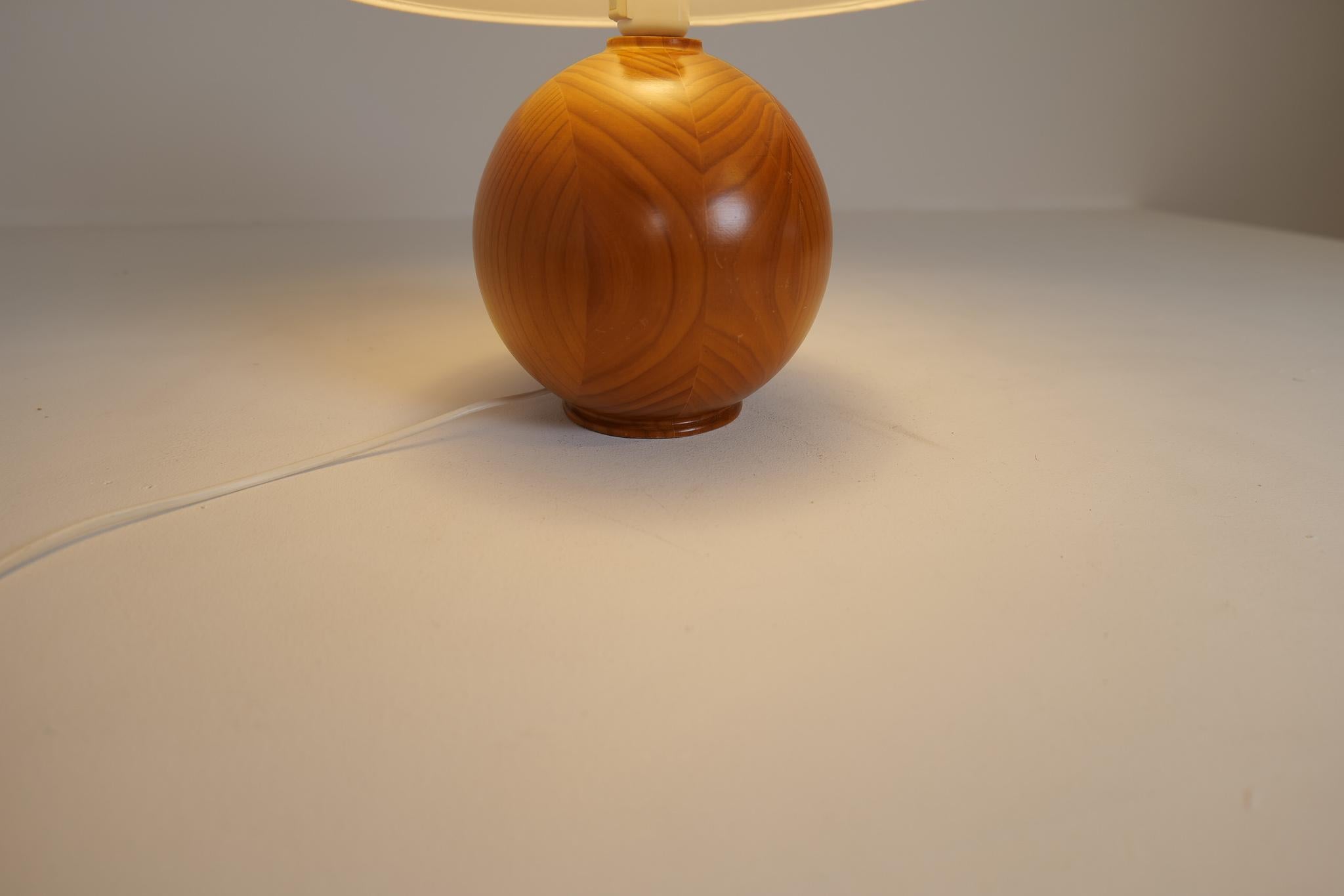 Mid-Century Modern Sculptural Table Lamp in Solid Pine, Sweden, 1970s For Sale 5