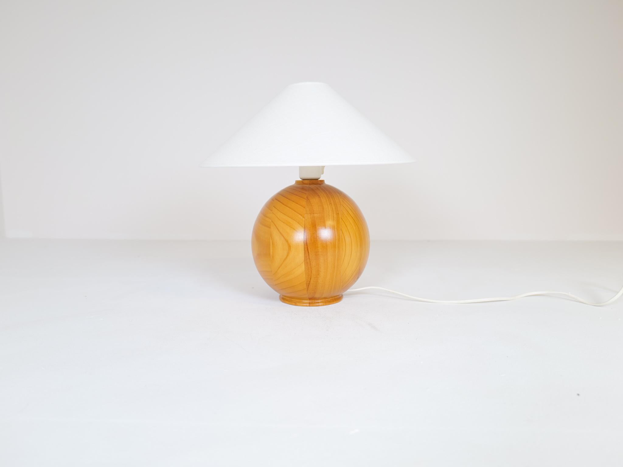 Swedish Mid-Century Modern Sculptural Table Lamp in Solid Pine, Sweden, 1970s For Sale