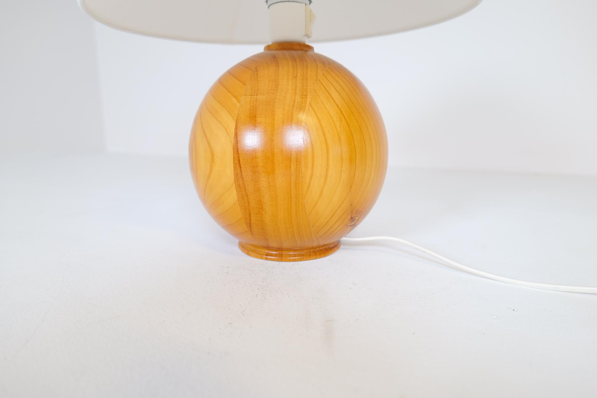 Mid-Century Modern Sculptural Table Lamp in Solid Pine, Sweden, 1970s In Good Condition For Sale In Hillringsberg, SE