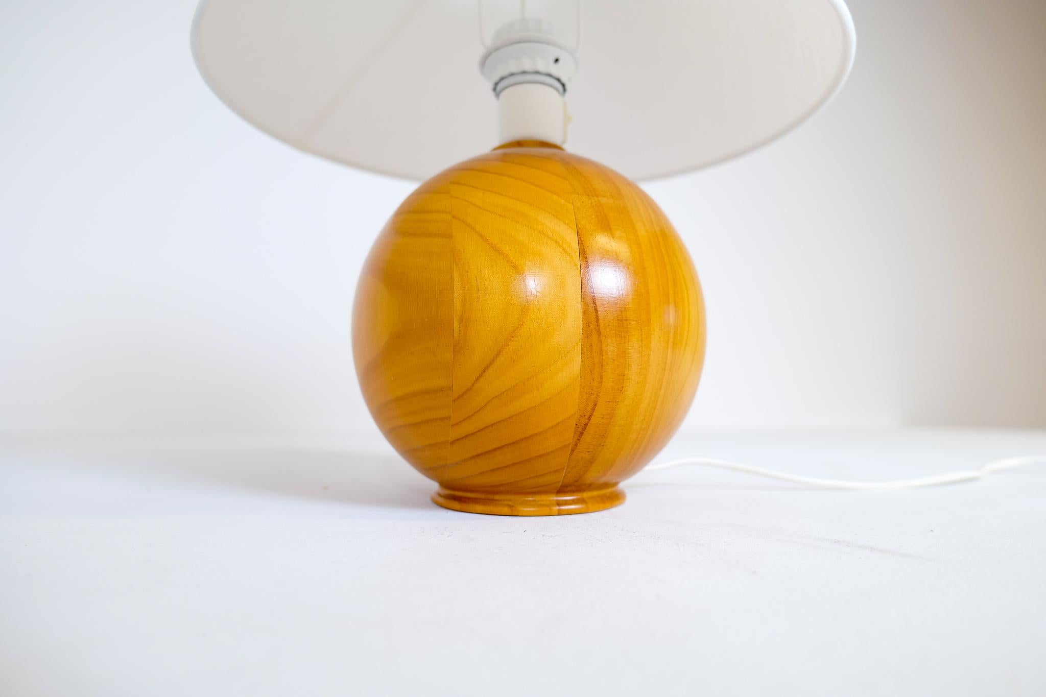 Late 20th Century Mid-Century Modern Sculptural Table Lamp in Solid Pine, Sweden, 1970s For Sale