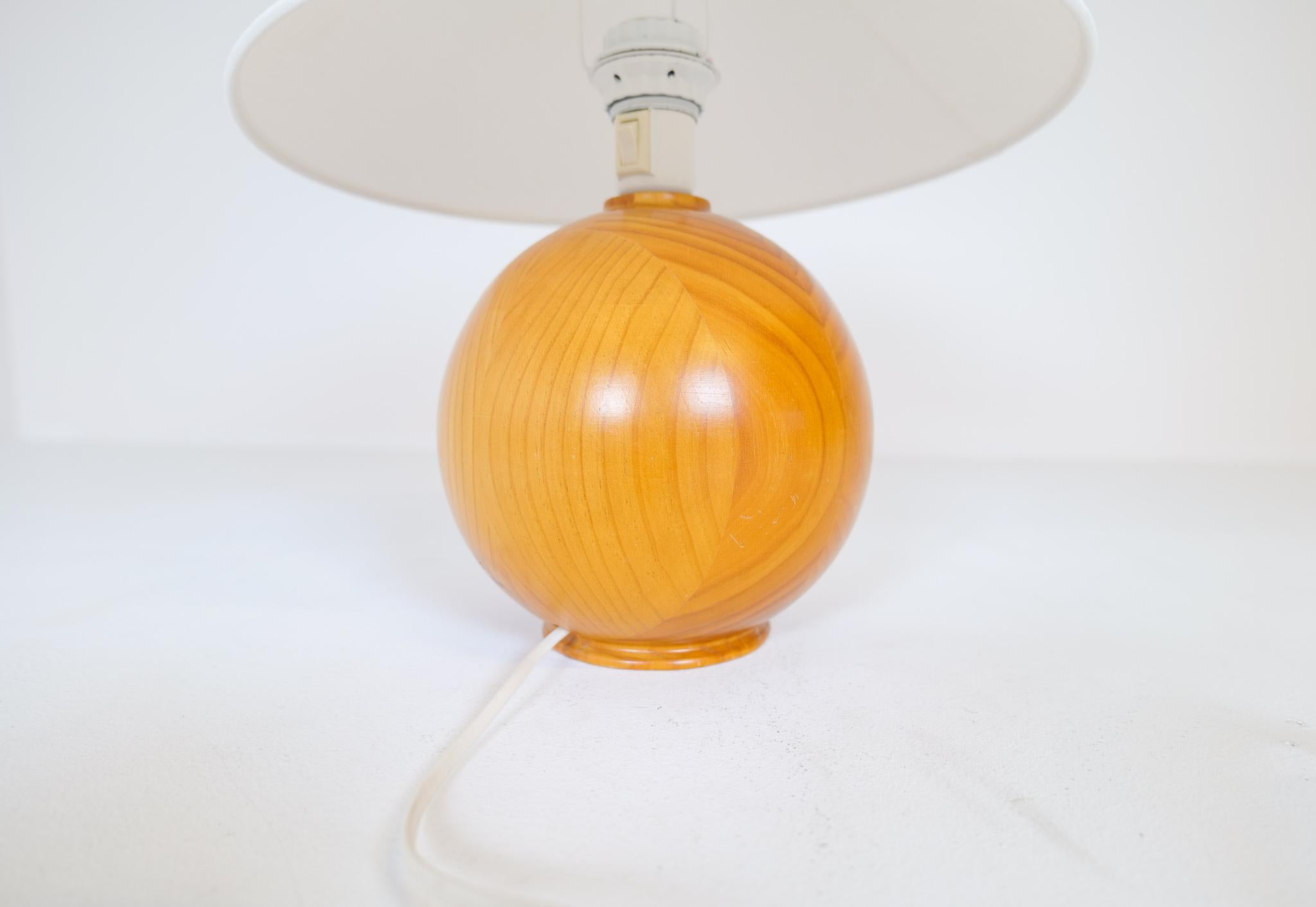 Mid-Century Modern Sculptural Table Lamp in Solid Pine, Sweden, 1970s For Sale 2