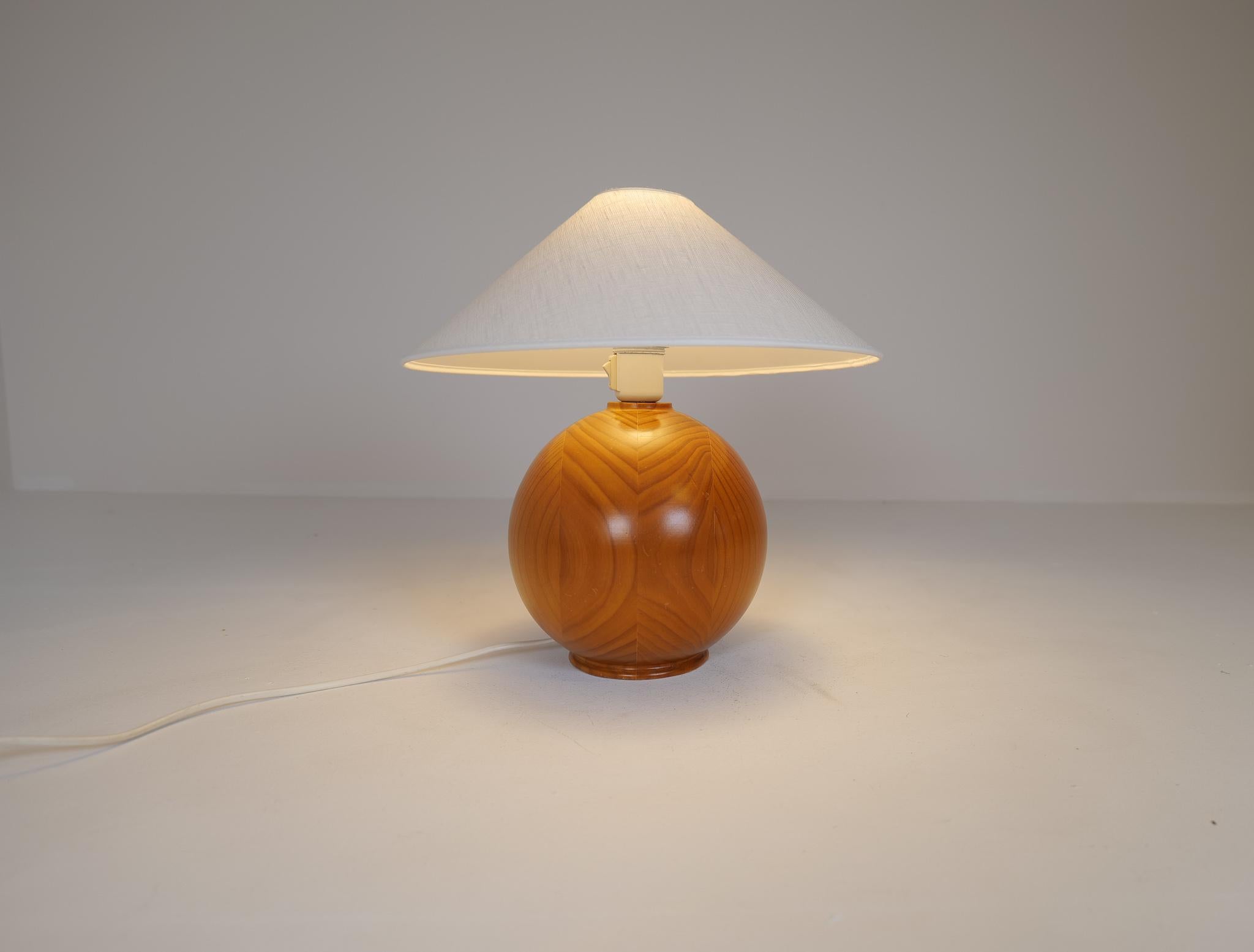 Mid-Century Modern Sculptural Table Lamp in Solid Pine, Sweden, 1970s For Sale 3