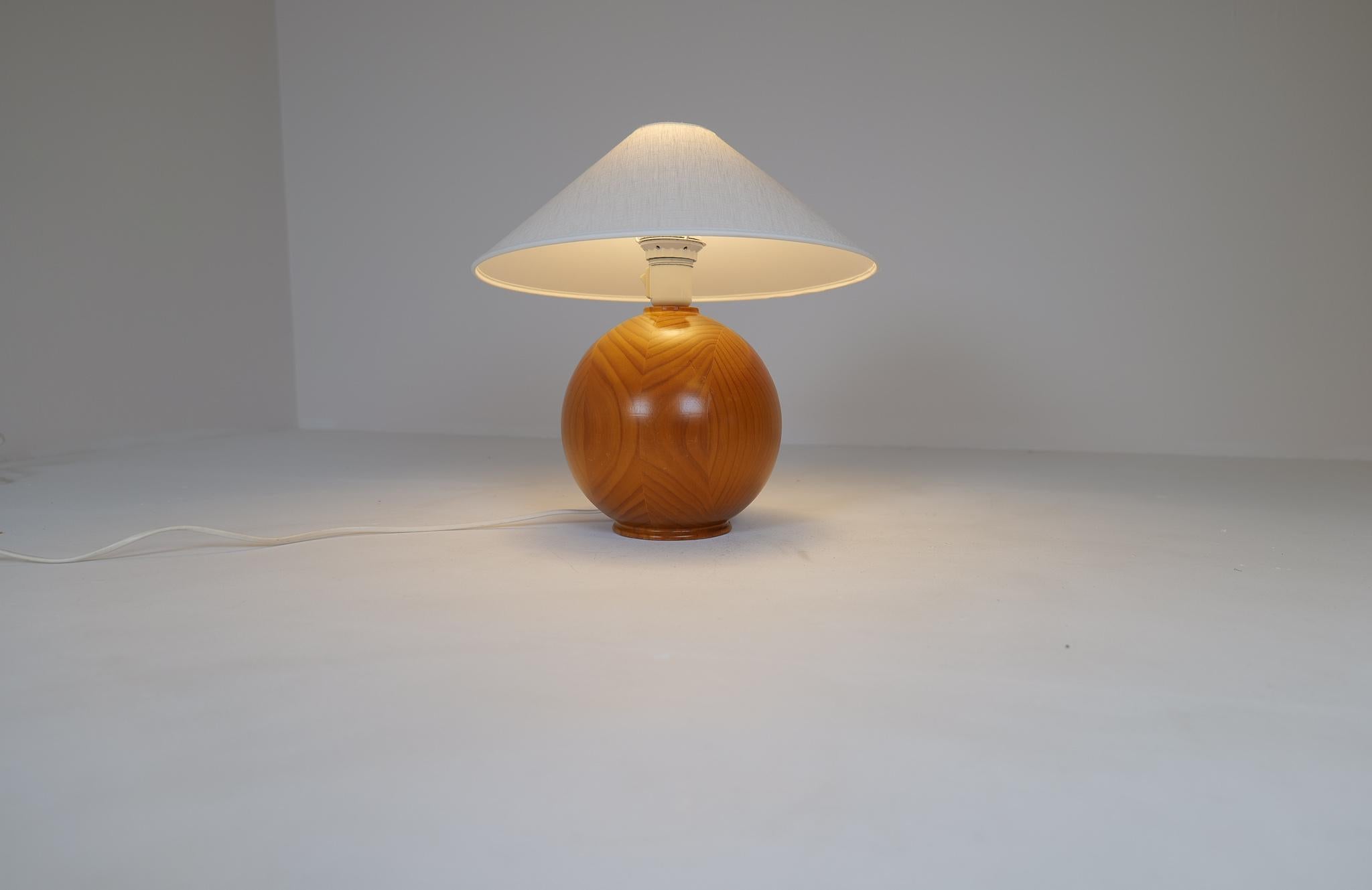 Mid-Century Modern Sculptural Table Lamp in Solid Pine, Sweden, 1970s For Sale 4