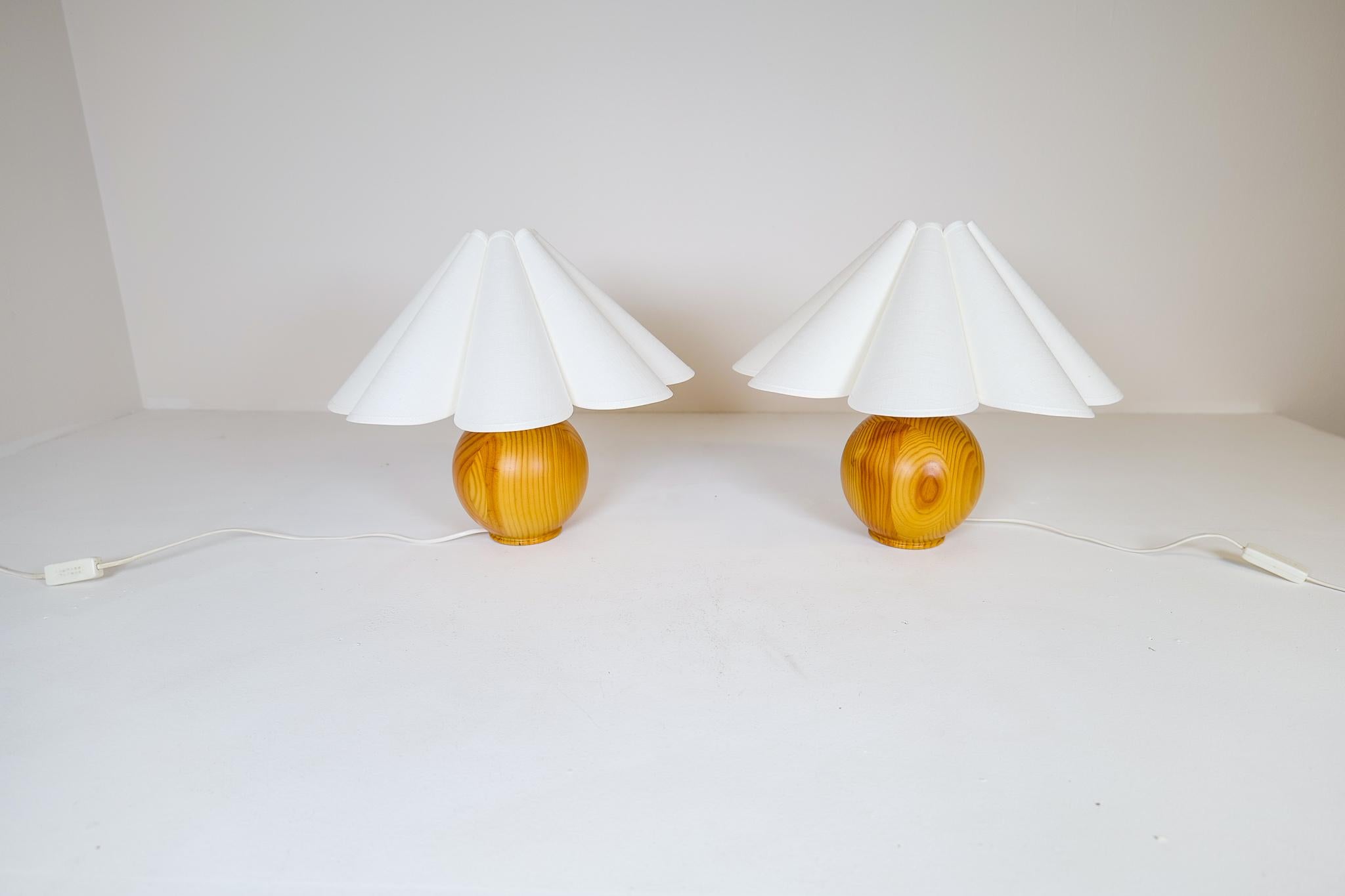 Mid-Century Modern Sculptural Table Lamps in Solid Pine, Sweden, 1970s In Good Condition For Sale In Hillringsberg, SE