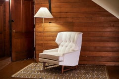 Silla de salón escultural y alta de mediados del siglo XX en bouclé blanco Años 60