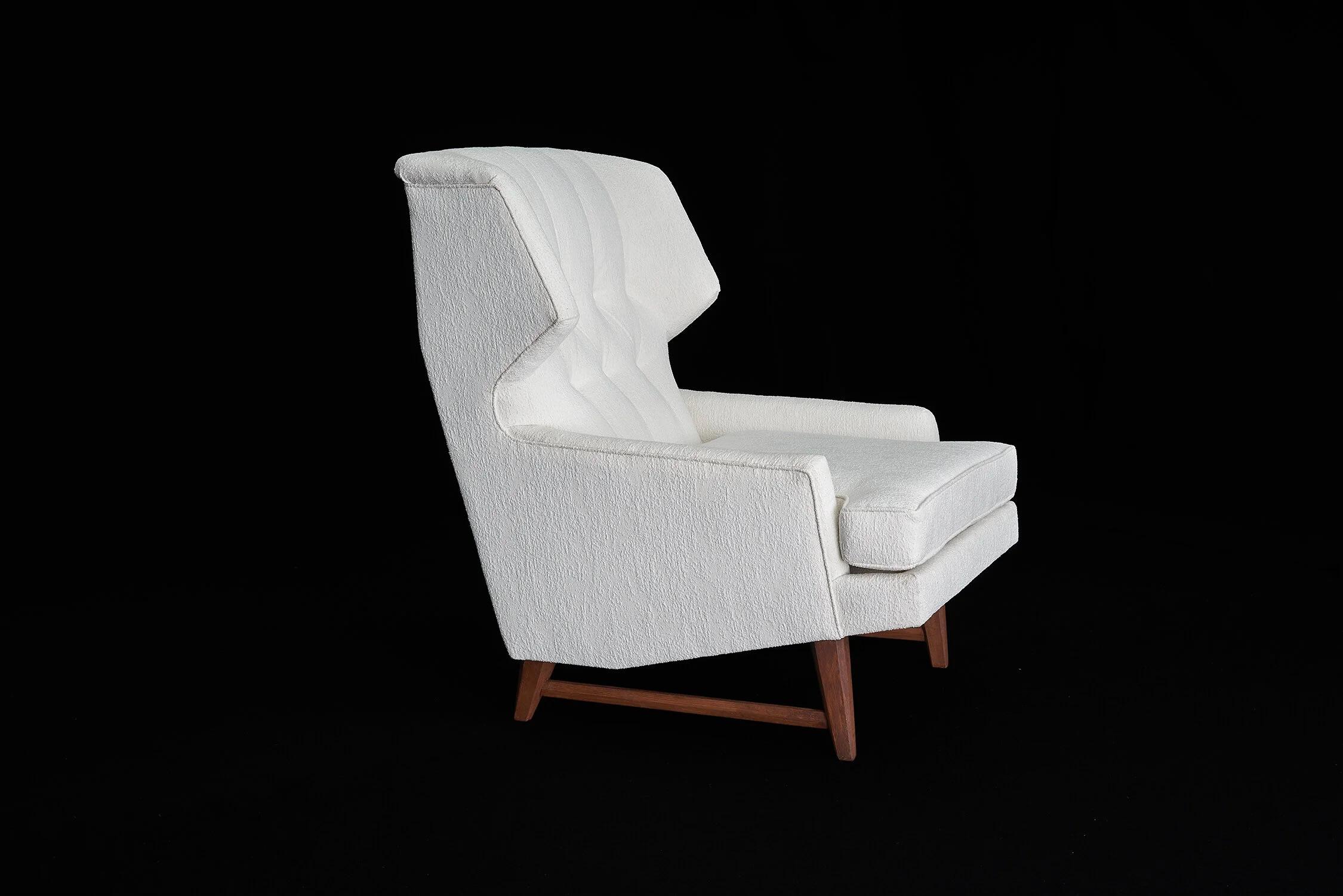 Skulpturaler hoher Ohrensessel aus weißem Bouclé, Mid Century Modern 1960er Jahre (Walnuss) im Angebot