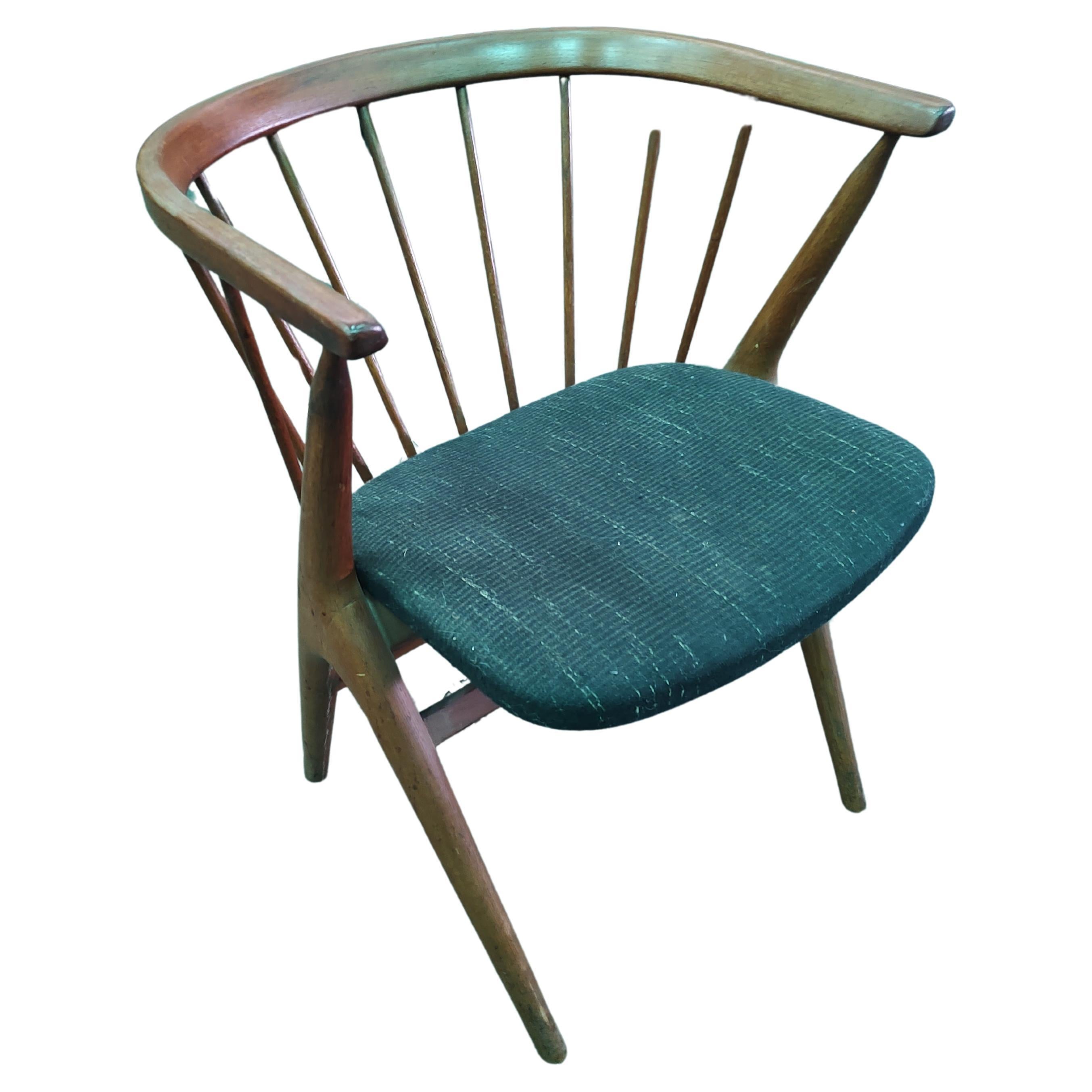 Fabuleux ensemble simple mais élégant de 6 chaises de salle à manger à dossier fuseau sévèrement incliné en teck par Helge Sibast. Très serré et confortable en excellent état vintage avec une usure minimale. Prix et vente en tant qu'ensemble, pas de