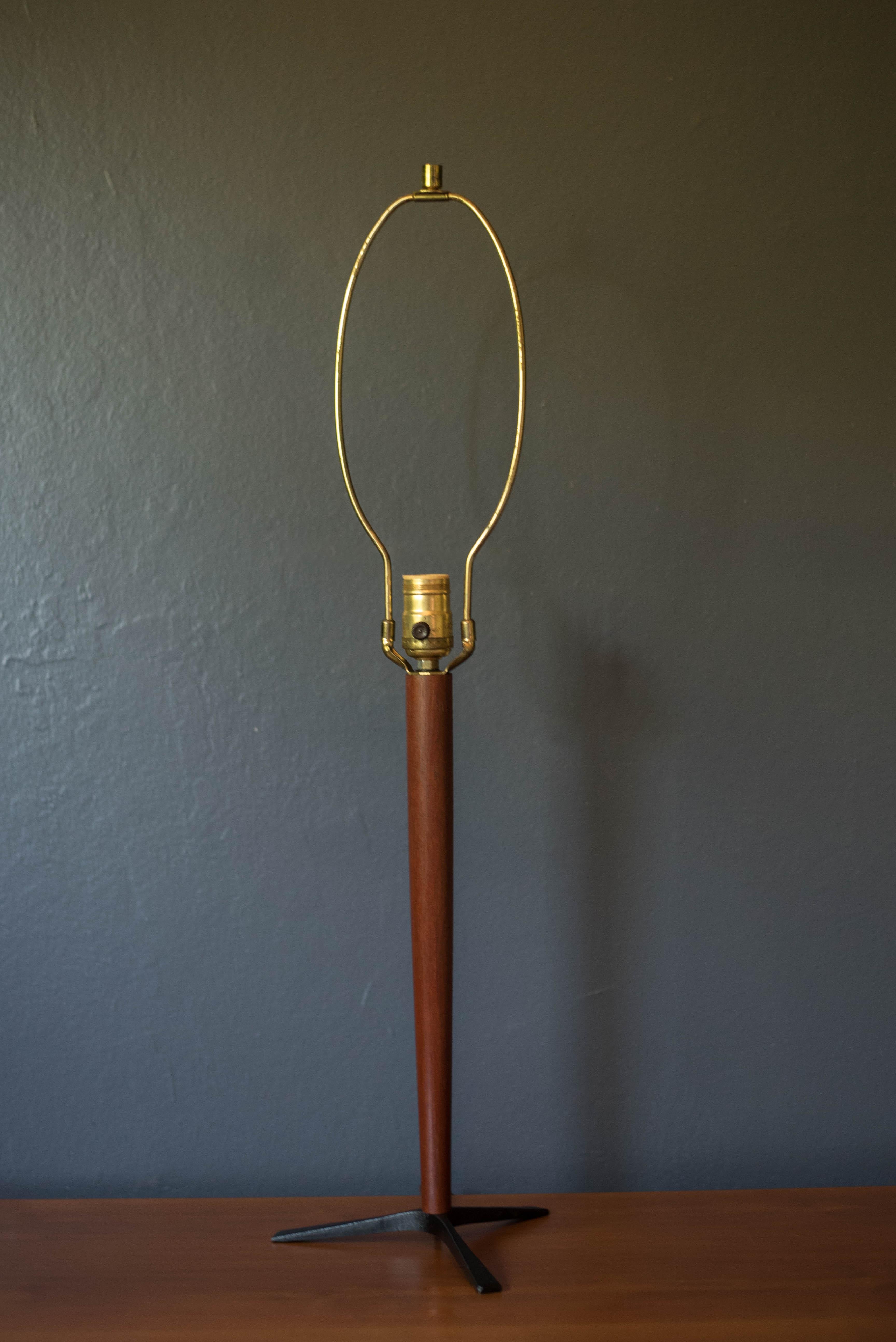 Lampada da tavolo scultorea in teak della metà del secolo scorso con base in ferro a treppiede In condizioni buone in vendita a San Jose, CA