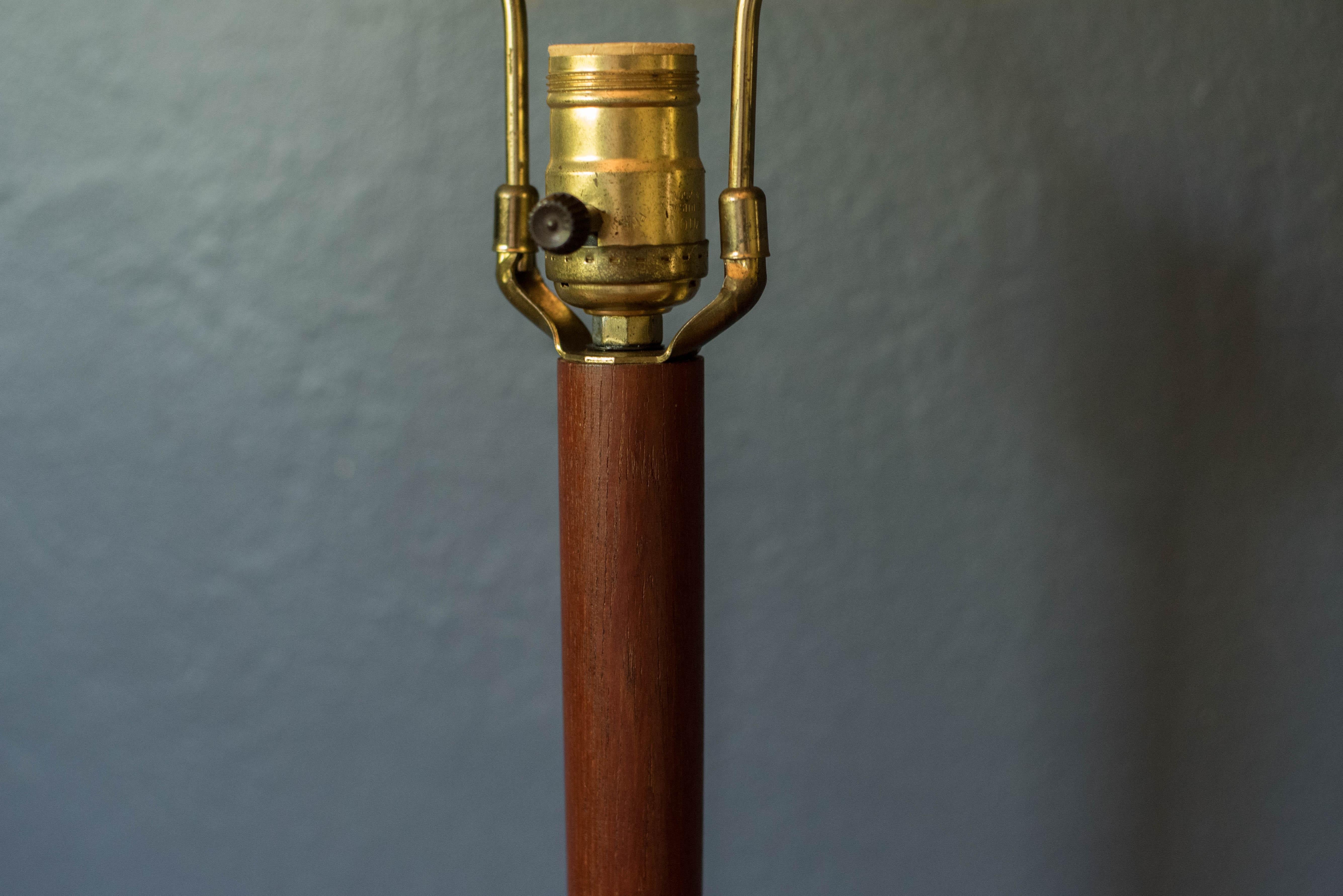 Metà XX secolo Lampada da tavolo scultorea in teak della metà del secolo scorso con base in ferro a treppiede in vendita