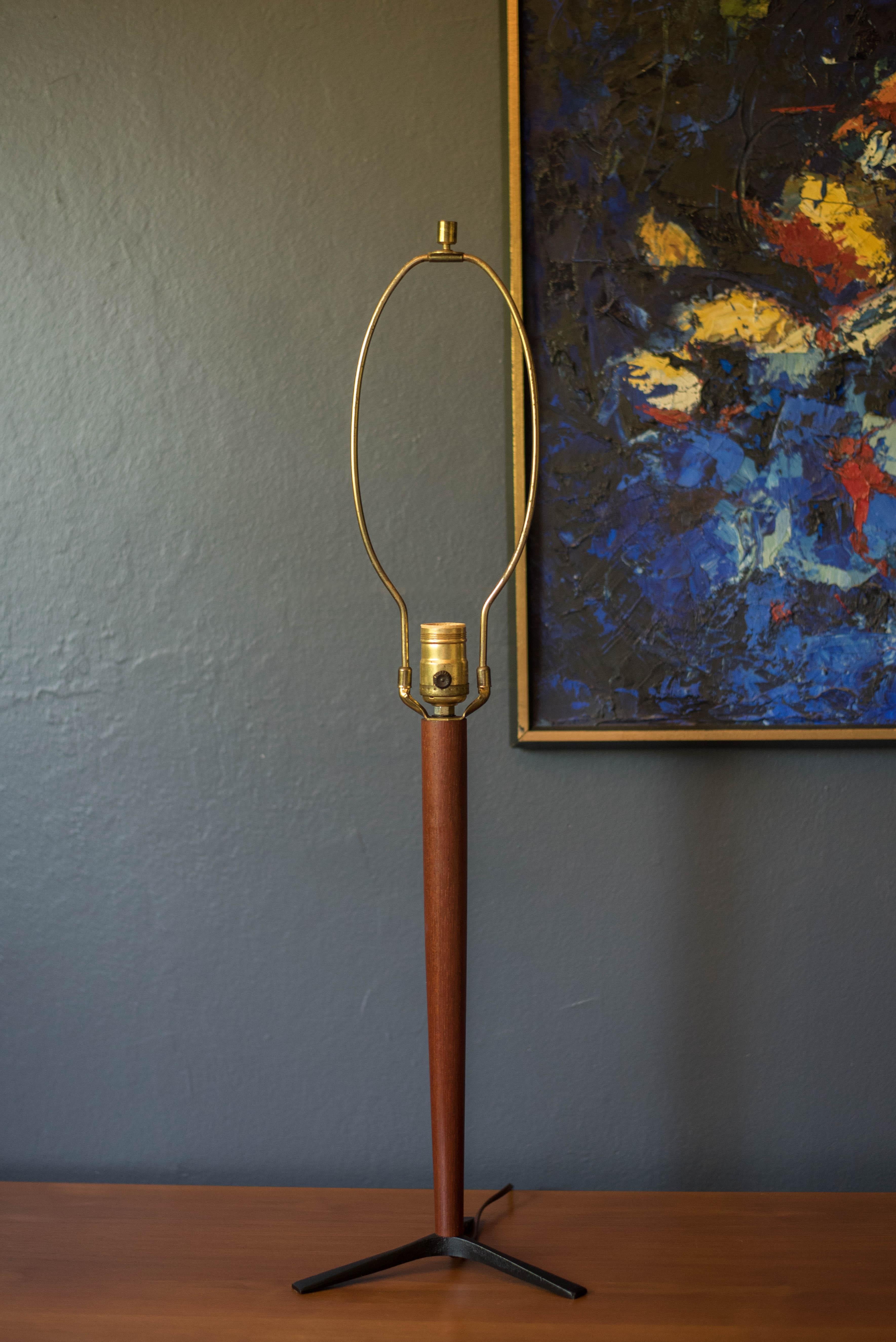 Lampada da tavolo scultorea in teak della metà del secolo scorso con base in ferro a treppiede in vendita 1