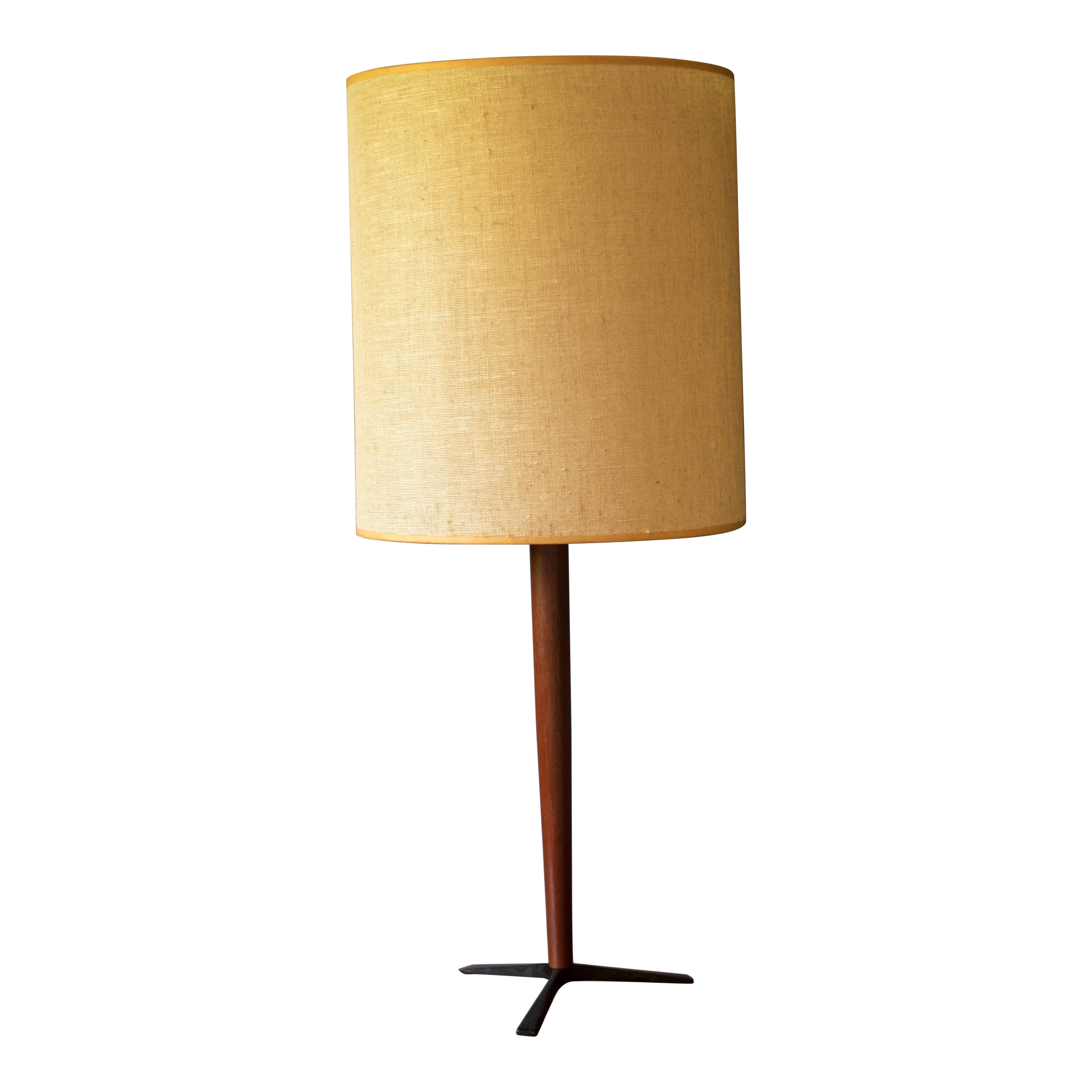 Lampada da tavolo scultorea in teak della metà del secolo scorso con base in ferro a treppiede in vendita