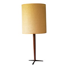 Mid Century Modern Sculptural Teak Tischlampe mit Tripod Eisen Basis