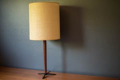 Lampada da tavolo scultorea in teak della metà del secolo scorso con base in ferro a treppiede