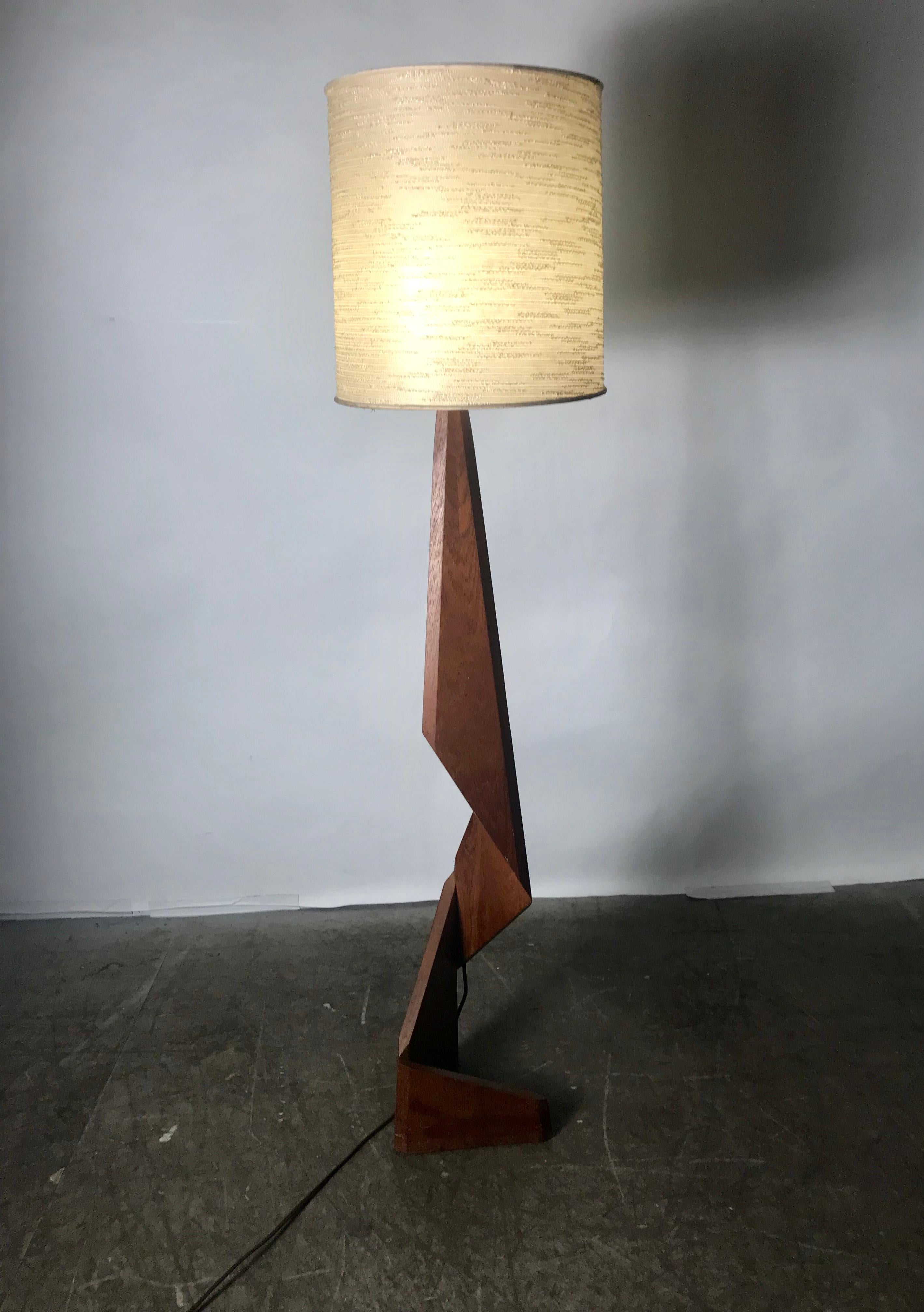 Mid-Century Modern Sculptural Teak Zig-Zag Floor Lamp In Good Condition In Buffalo, NY
