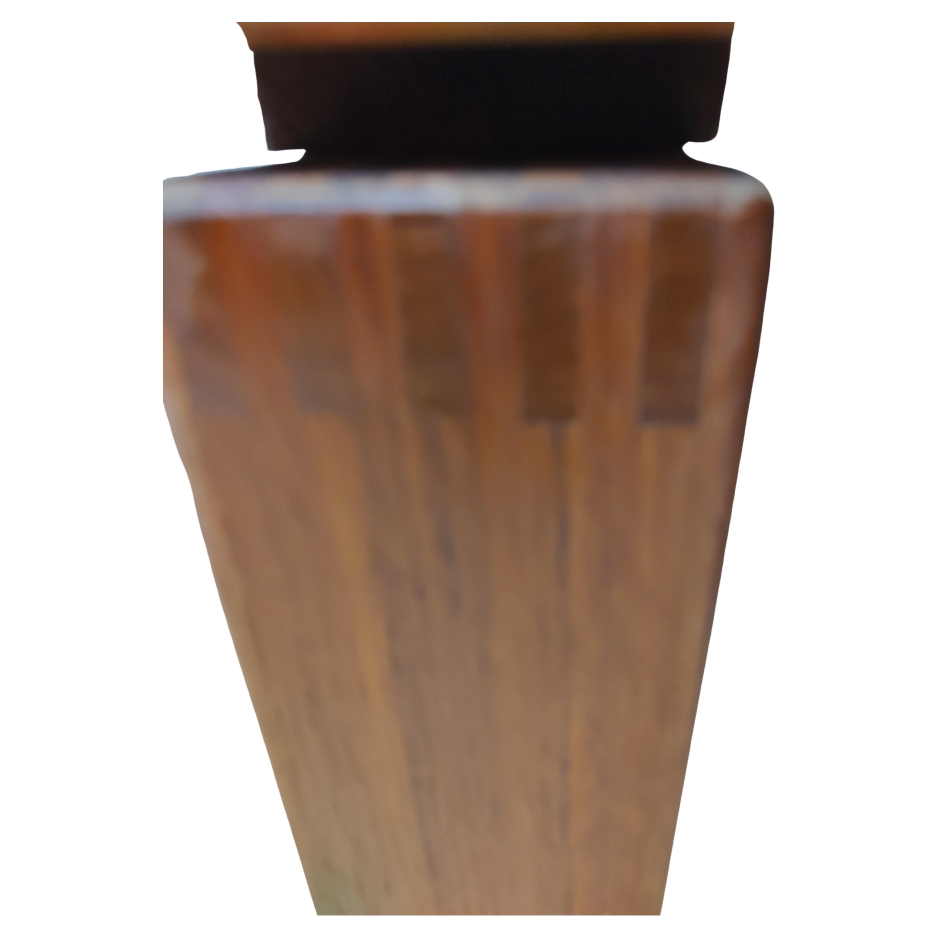 Favoloso tavolo da cocktail in teak con piano a piastrelle realizzato a mano e incastro a coda di rondine. In eccellenti condizioni vintage con un'usura minima.