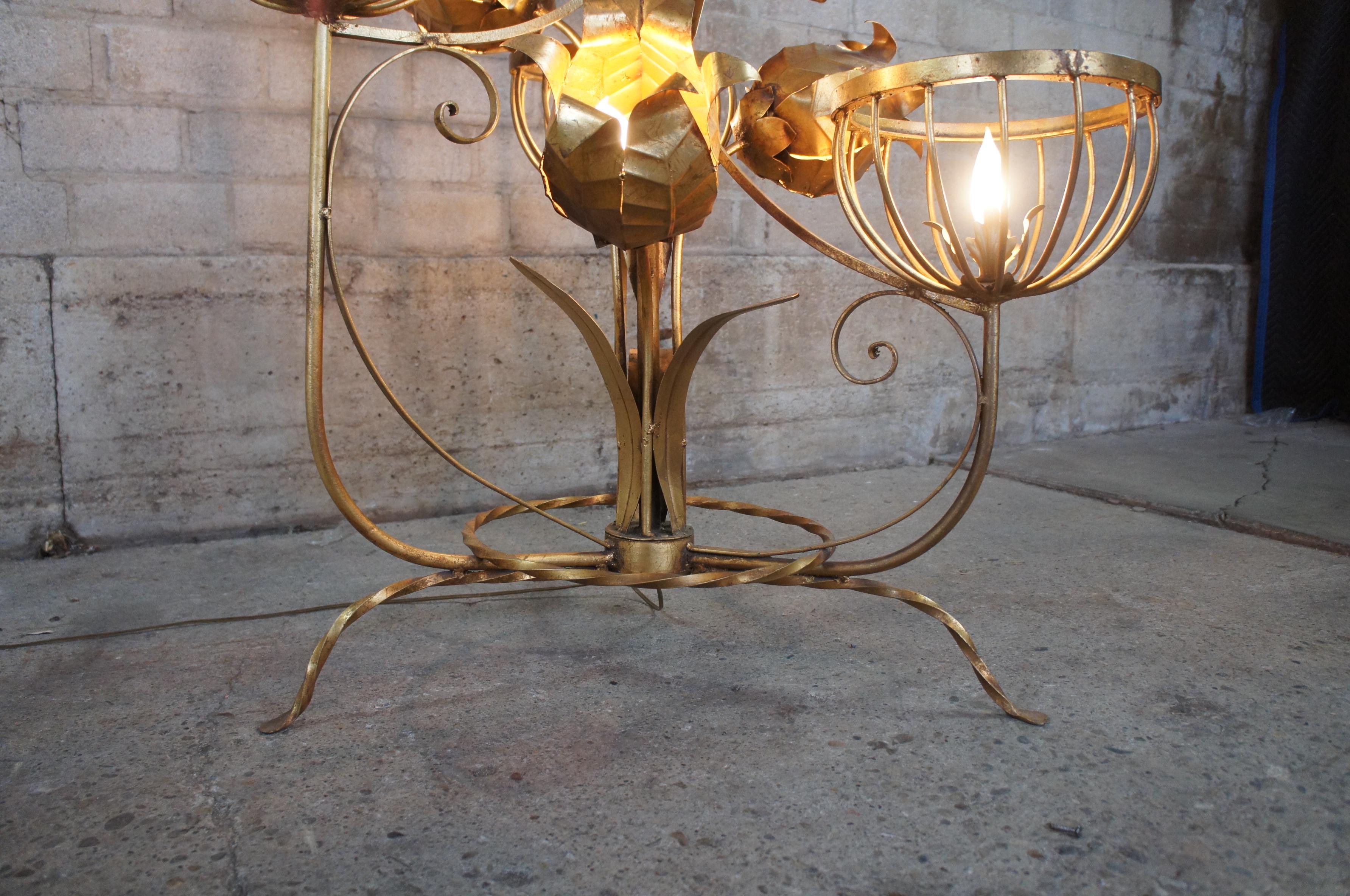 Fer Lampadaire sculptural moderne en tôle et fer doré de style Jansen à motifs floraux, milieu du siècle dernier en vente