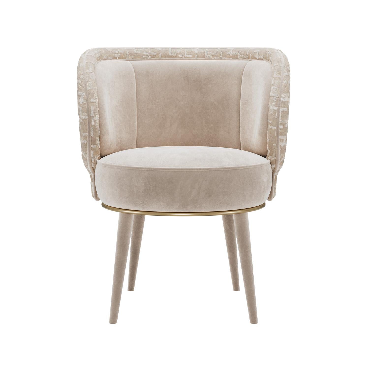 La sedia Valentina è un pezzo scultoreo e sofisticato con una presenza femminile e aggraziata. Lo schienale dolcemente curvo abbraccia il corpo con facilità e con un design che garantisce il massimo del comfort e del sostegno. La sua silhouette è