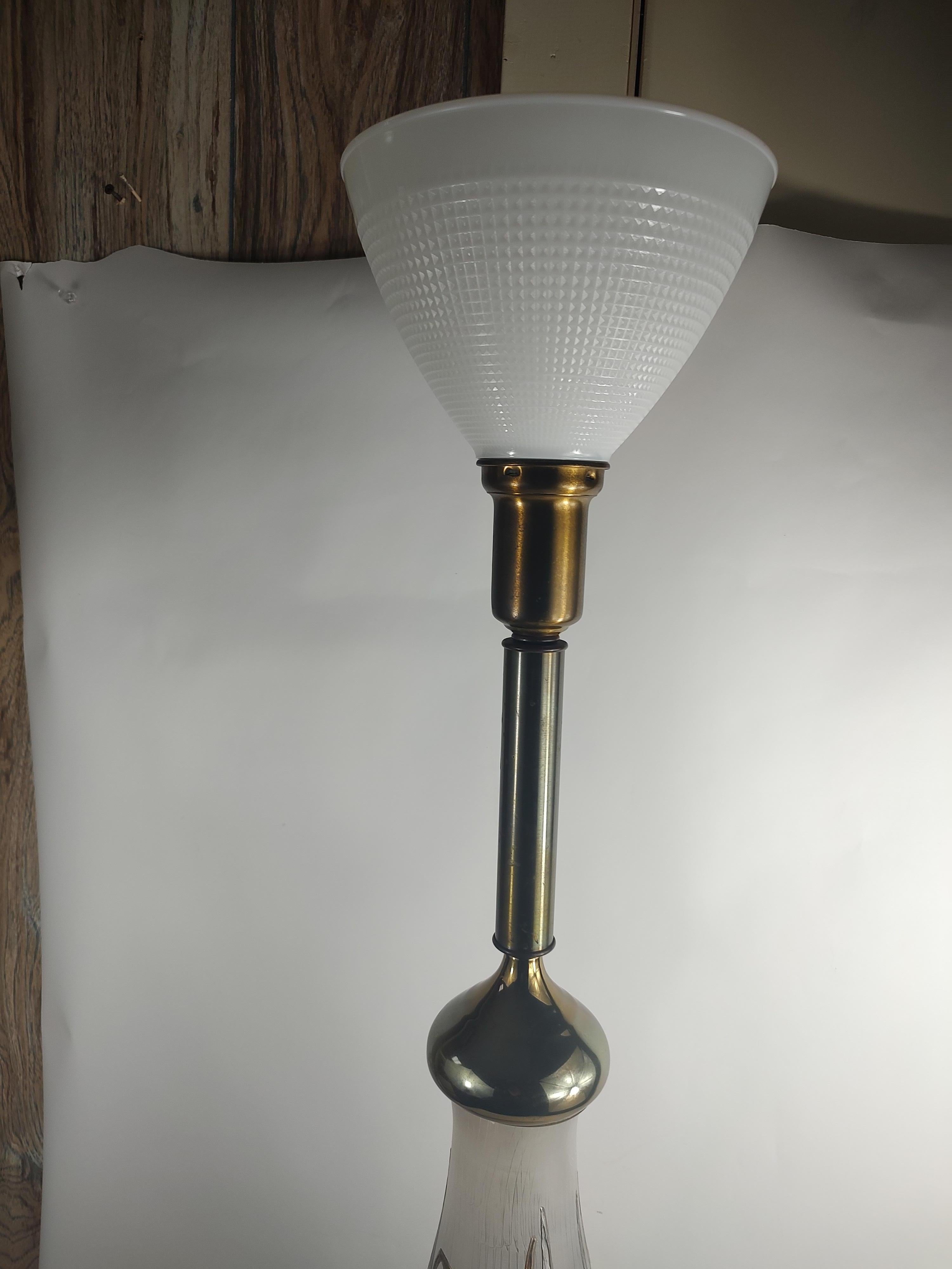 Große skulpturale Mid-Century-Modern-Tischlampe aus Glas und Messing mit tanzenden Figuren im Angebot 6