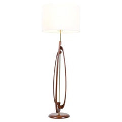 Lampada da terra scultorea in legno di noce e ottone della metà del secolo scorso