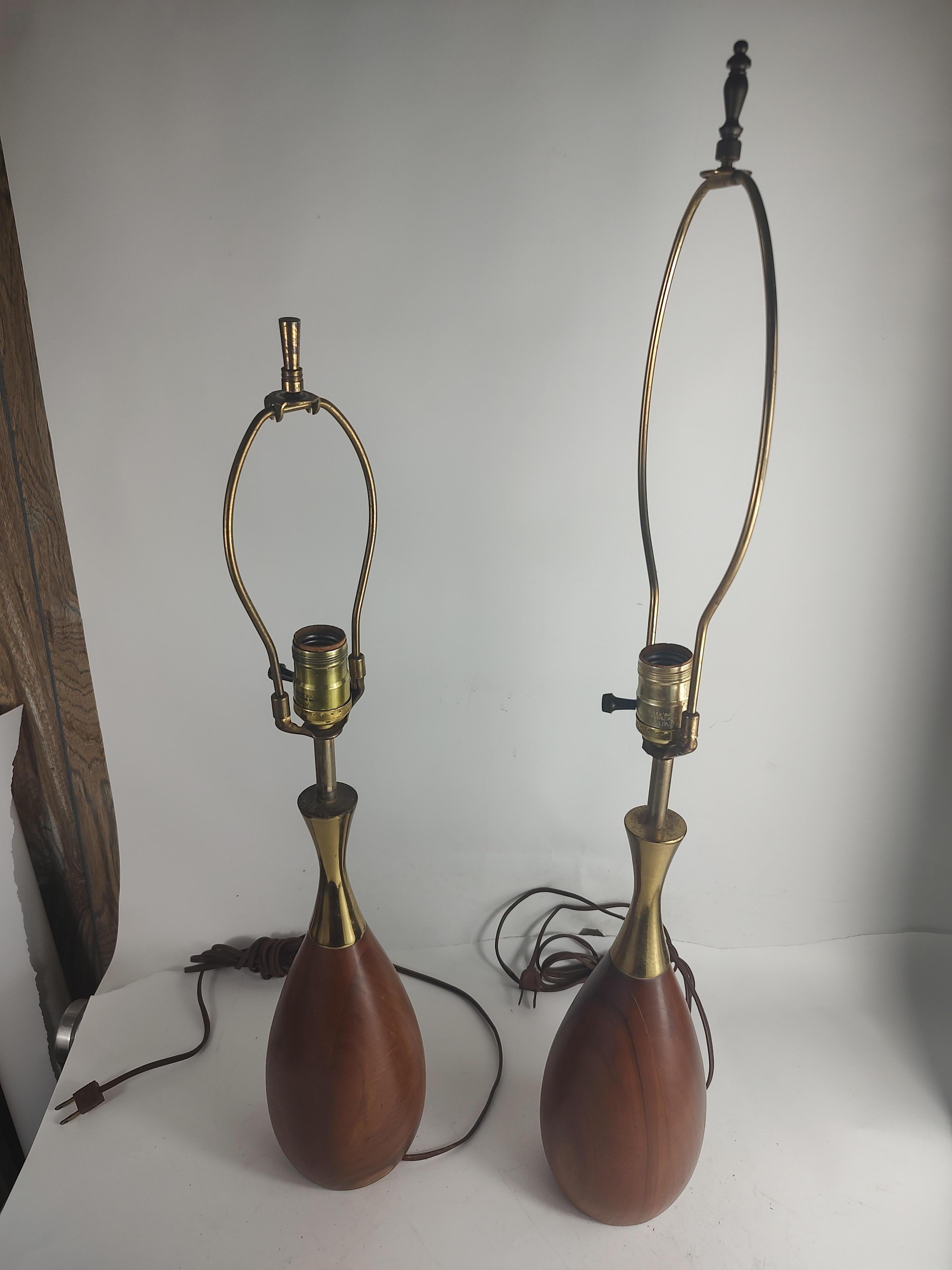 Mid-Century Modern Walnut & Brass Table Lamps Bowling Pin Form Tony Paul   For Sale 2