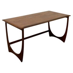 Tavolino da caffè scultoreo in noce del Mid-Century Modern-Vintage MCM U-Base Low Table.