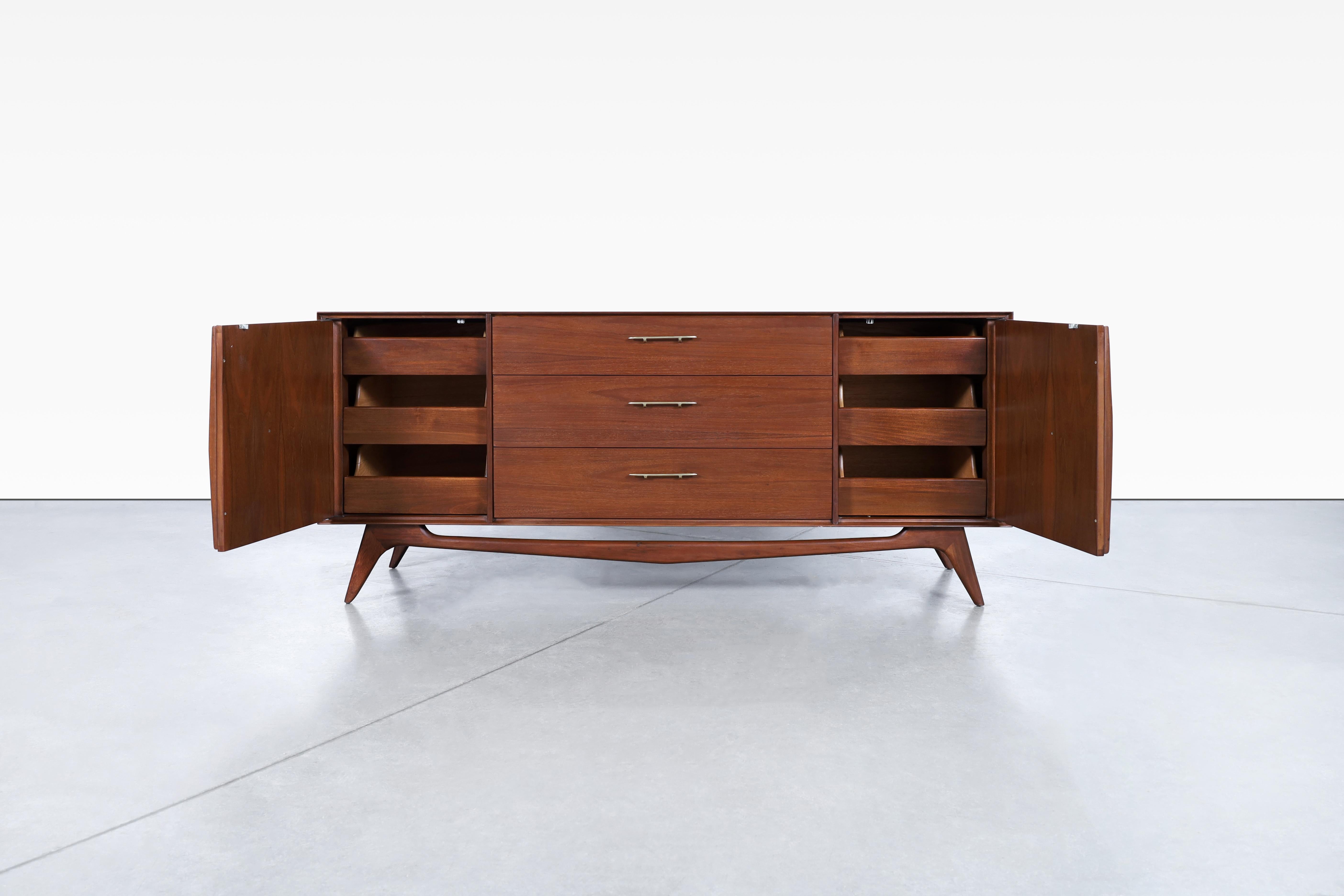 Mid-Century Modern Sculptural Walnut Dresser For Sale 4