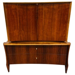 Skulpturale Nussbaum-Gentlemen's Chest aus der Mitte des Jahrhunderts