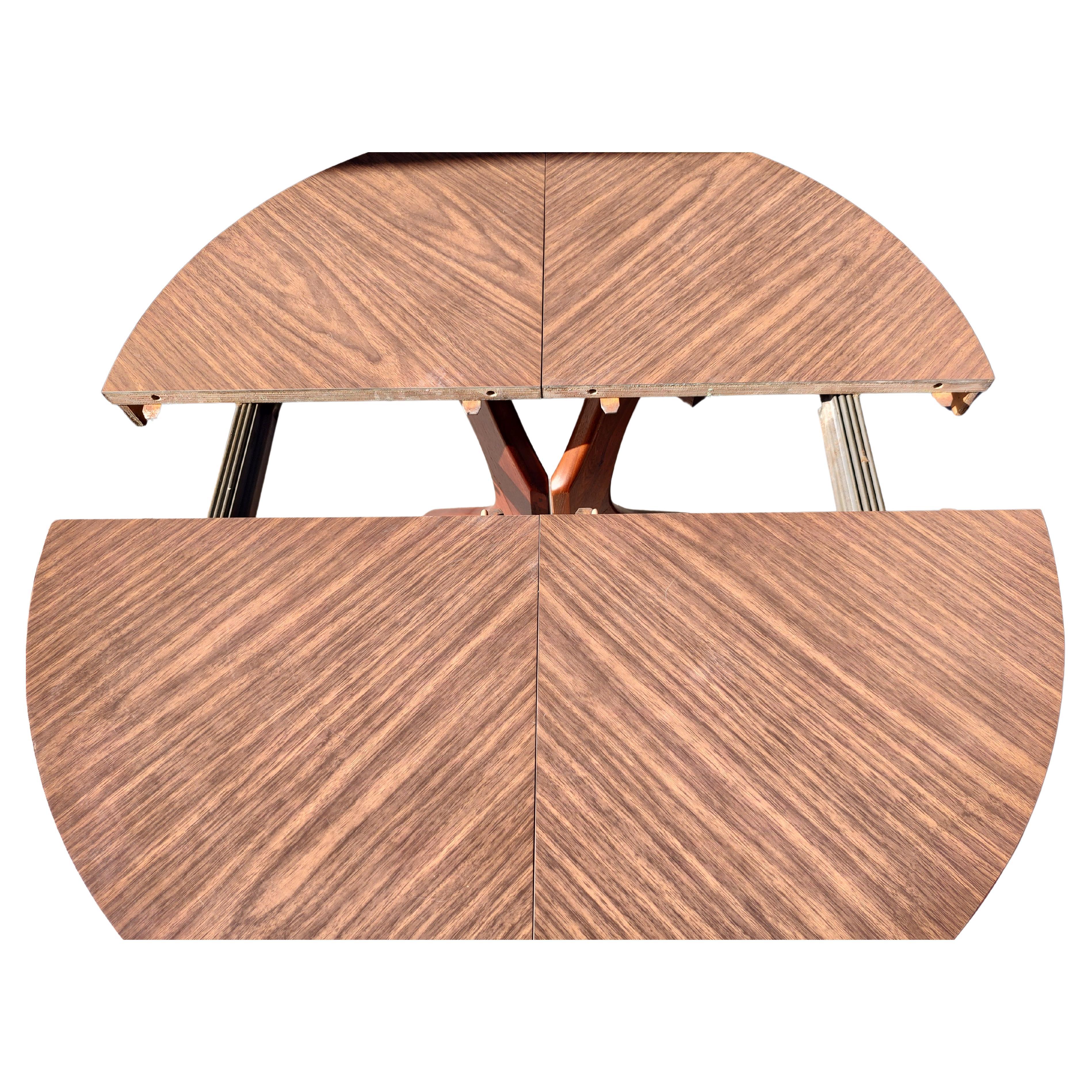 Moderner skulpturaler Esstisch aus Nussbaum und Laminat von Adrian Pearsall aus der Mitte des Jahrhunderts (Moderne der Mitte des Jahrhunderts) im Angebot