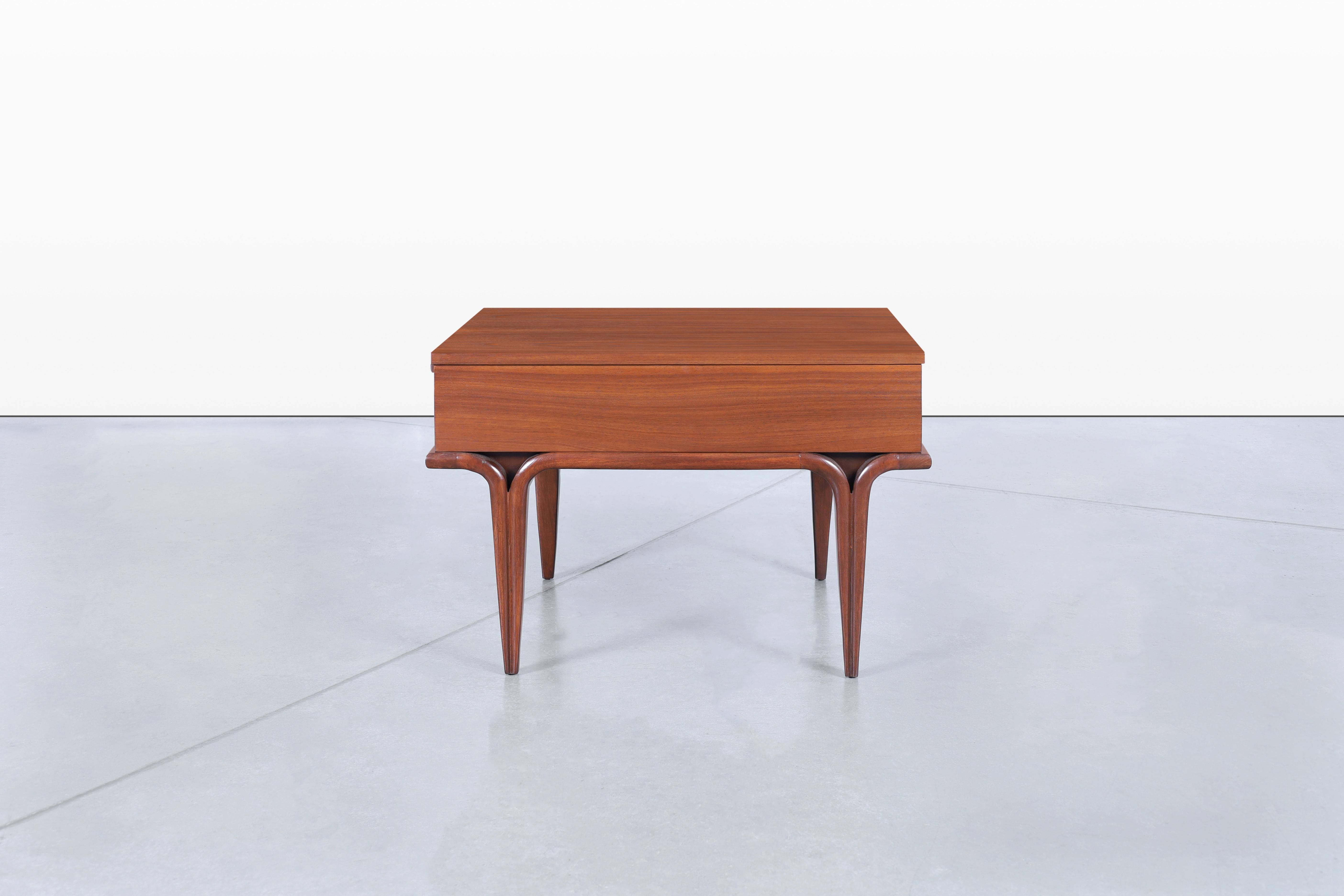 Mid-Century Modern Sculptural Walnut Side Tables/Nightstands For Sale 5