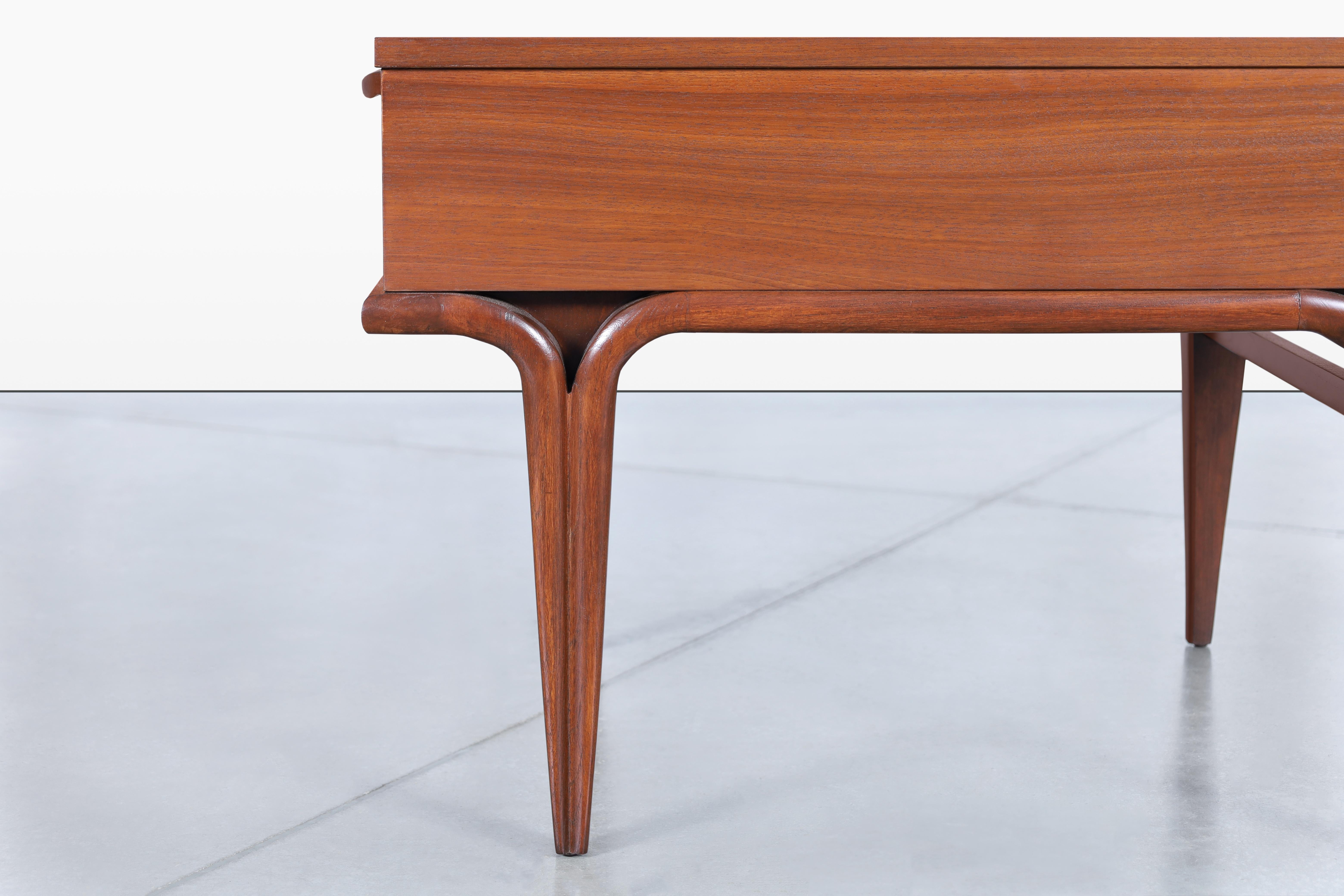 Mid-Century Modern Sculptural Walnut Side Tables/Nightstands For Sale 6
